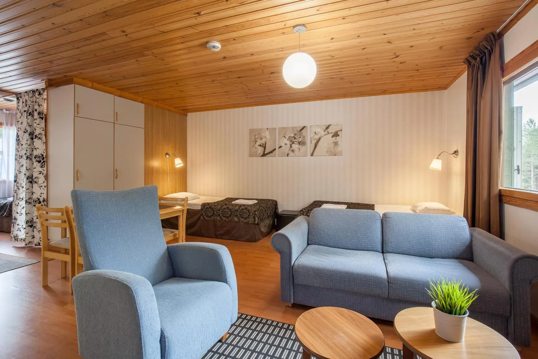 Photo of the whole room in Poukama