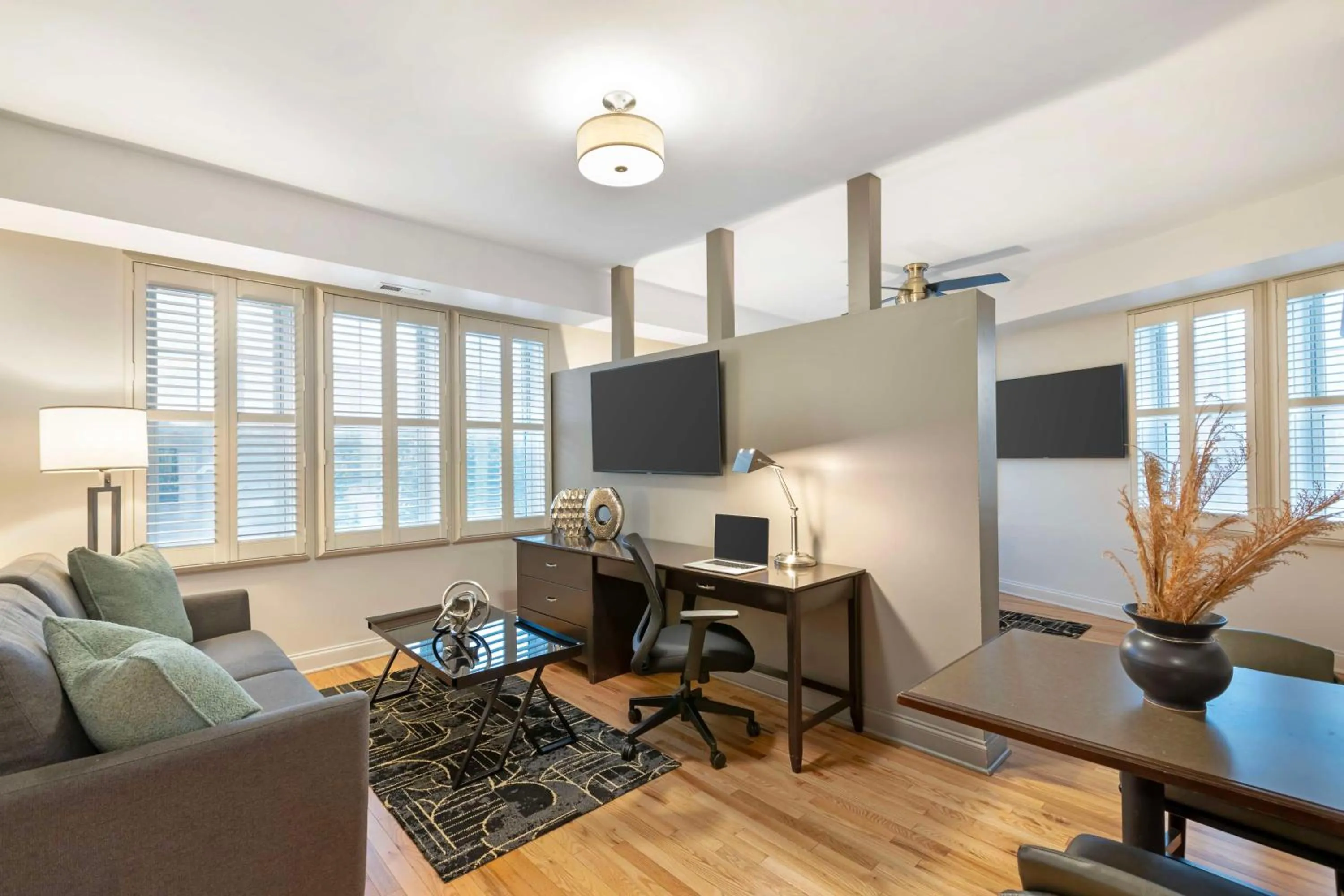 Photo of the whole room in Best Western Plus Hawthorne Terrace Hotel