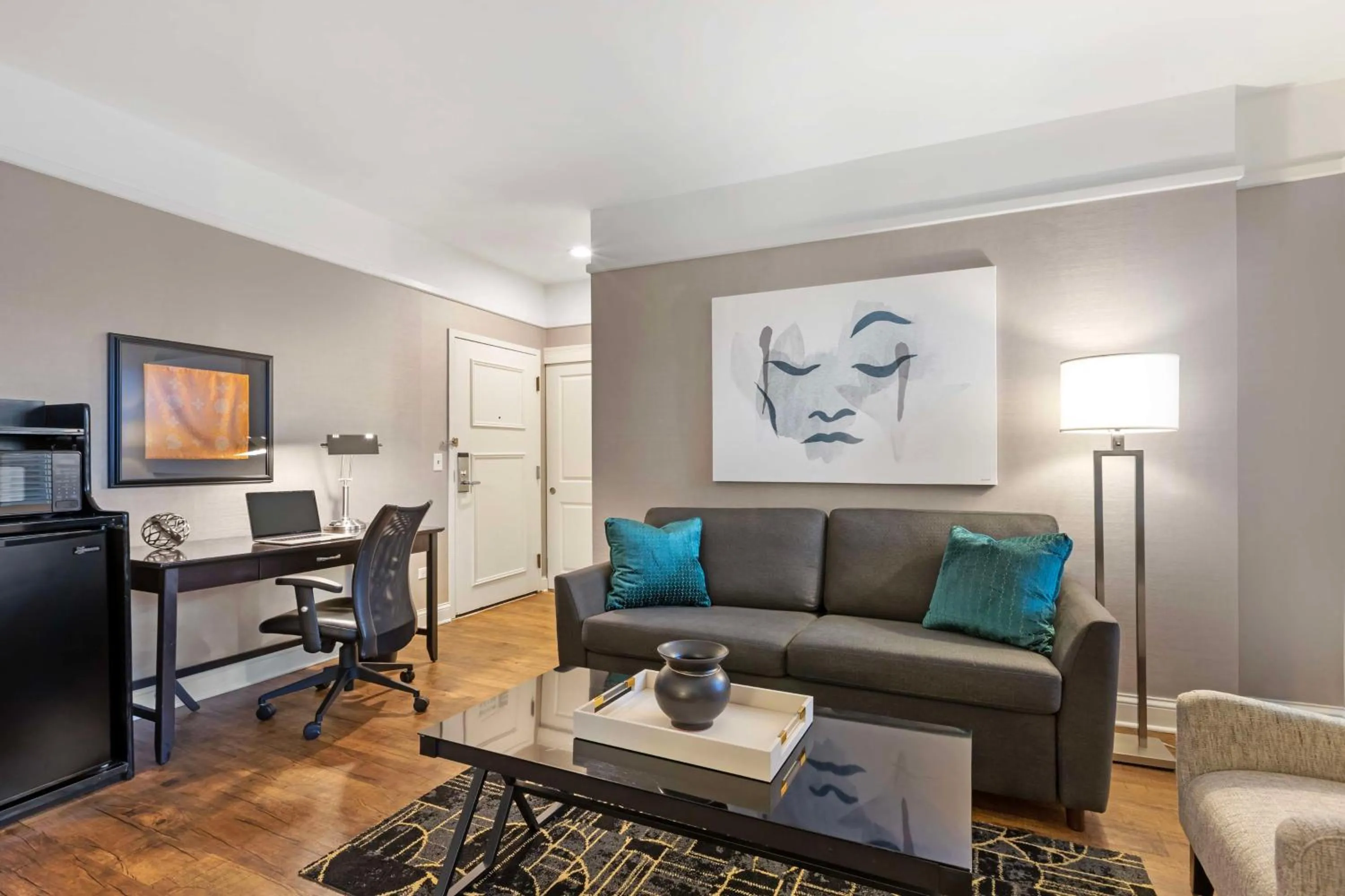 Bedroom in Best Western Plus Hawthorne Terrace Hotel