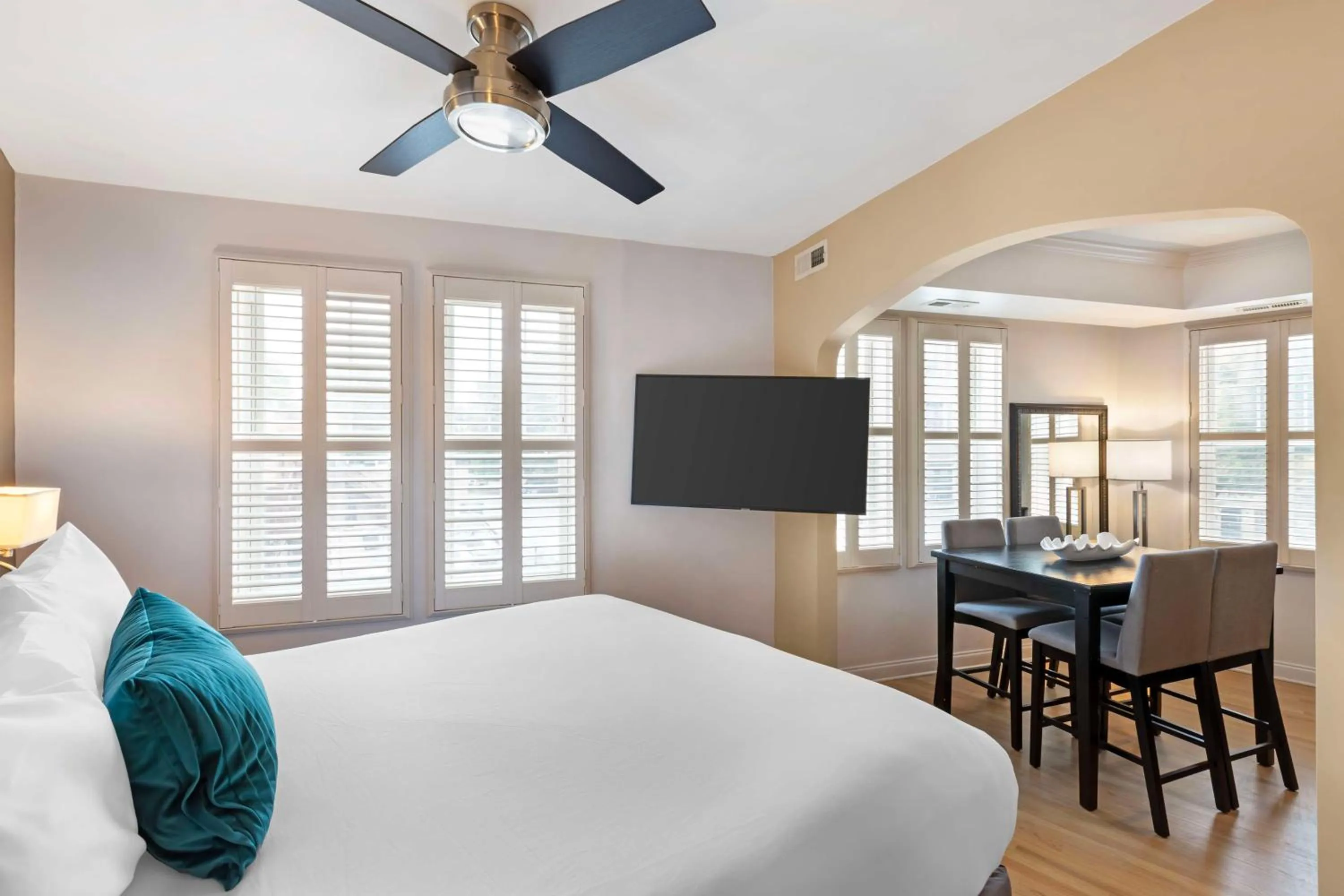 Photo of the whole room, Bed in Best Western Plus Hawthorne Terrace Hotel