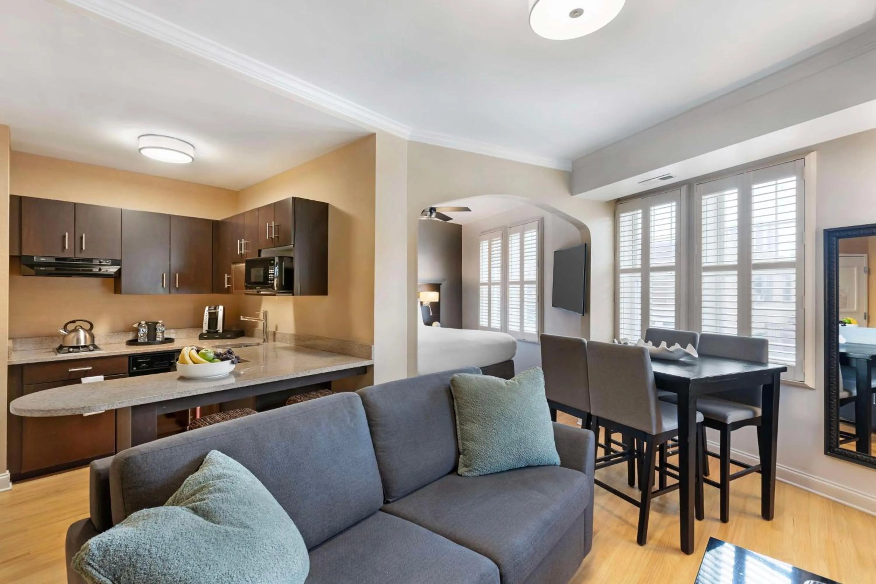 Kitchen or kitchenette in Best Western Plus Hawthorne Terrace Hotel