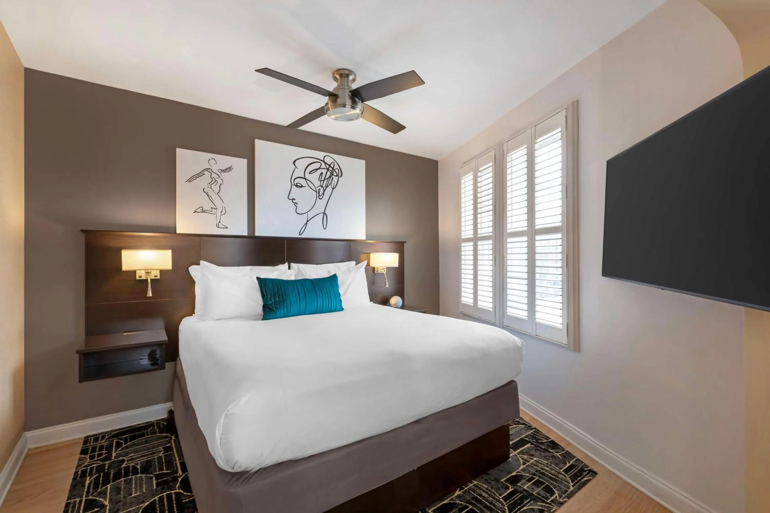 Photo of the whole room, Bed in Best Western Plus Hawthorne Terrace Hotel