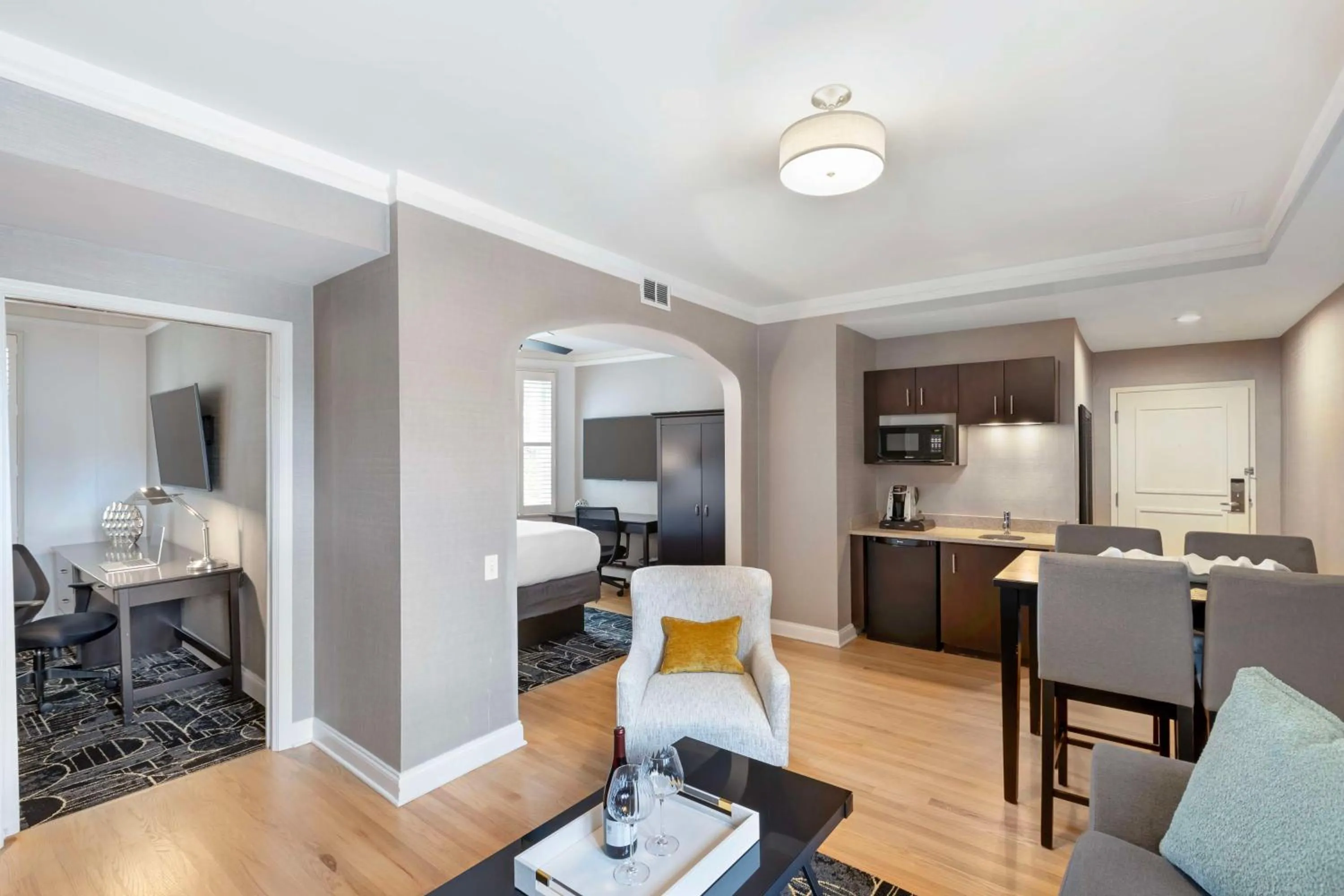 Photo of the whole room in Best Western Plus Hawthorne Terrace Hotel