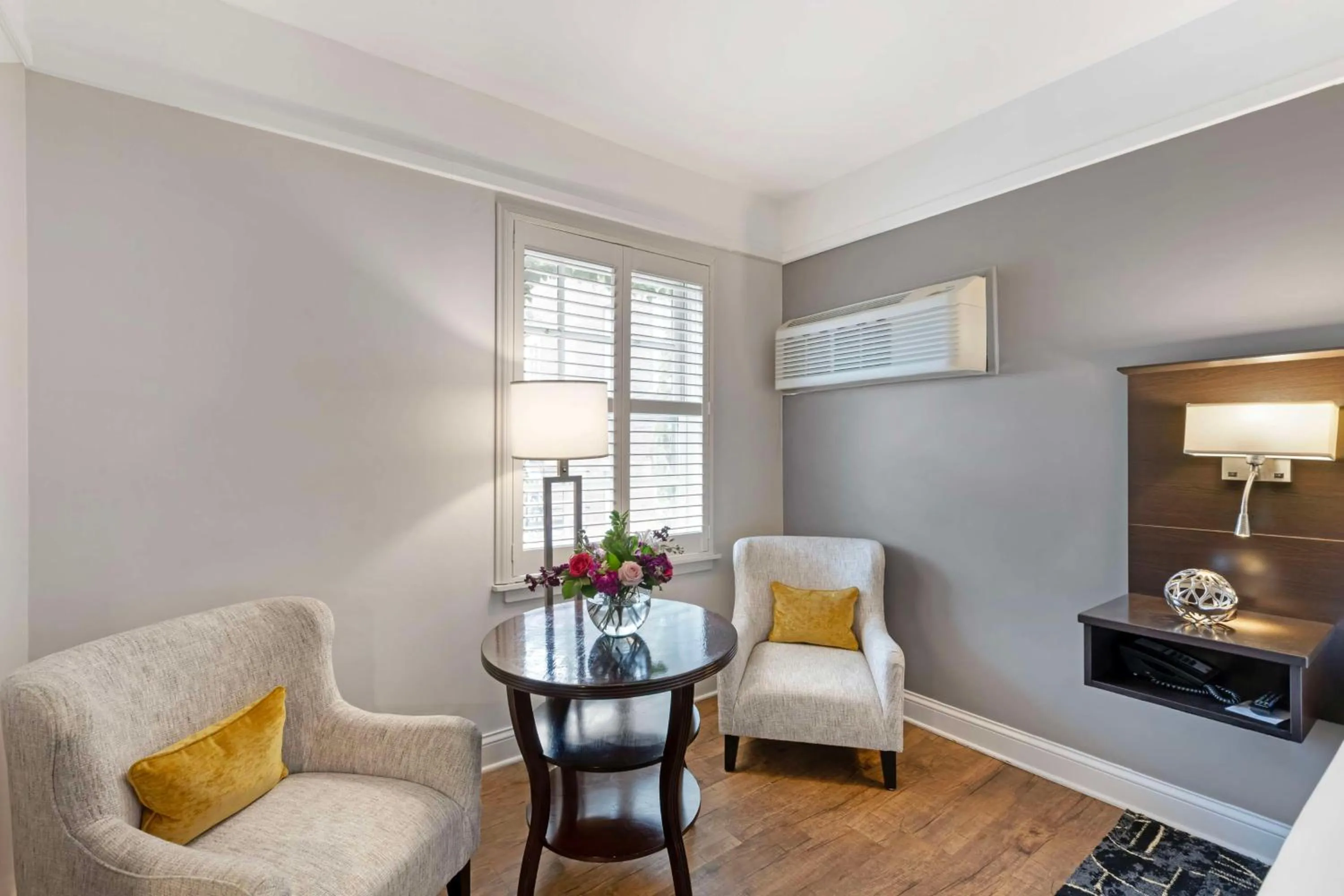 Bedroom in Best Western Plus Hawthorne Terrace Hotel