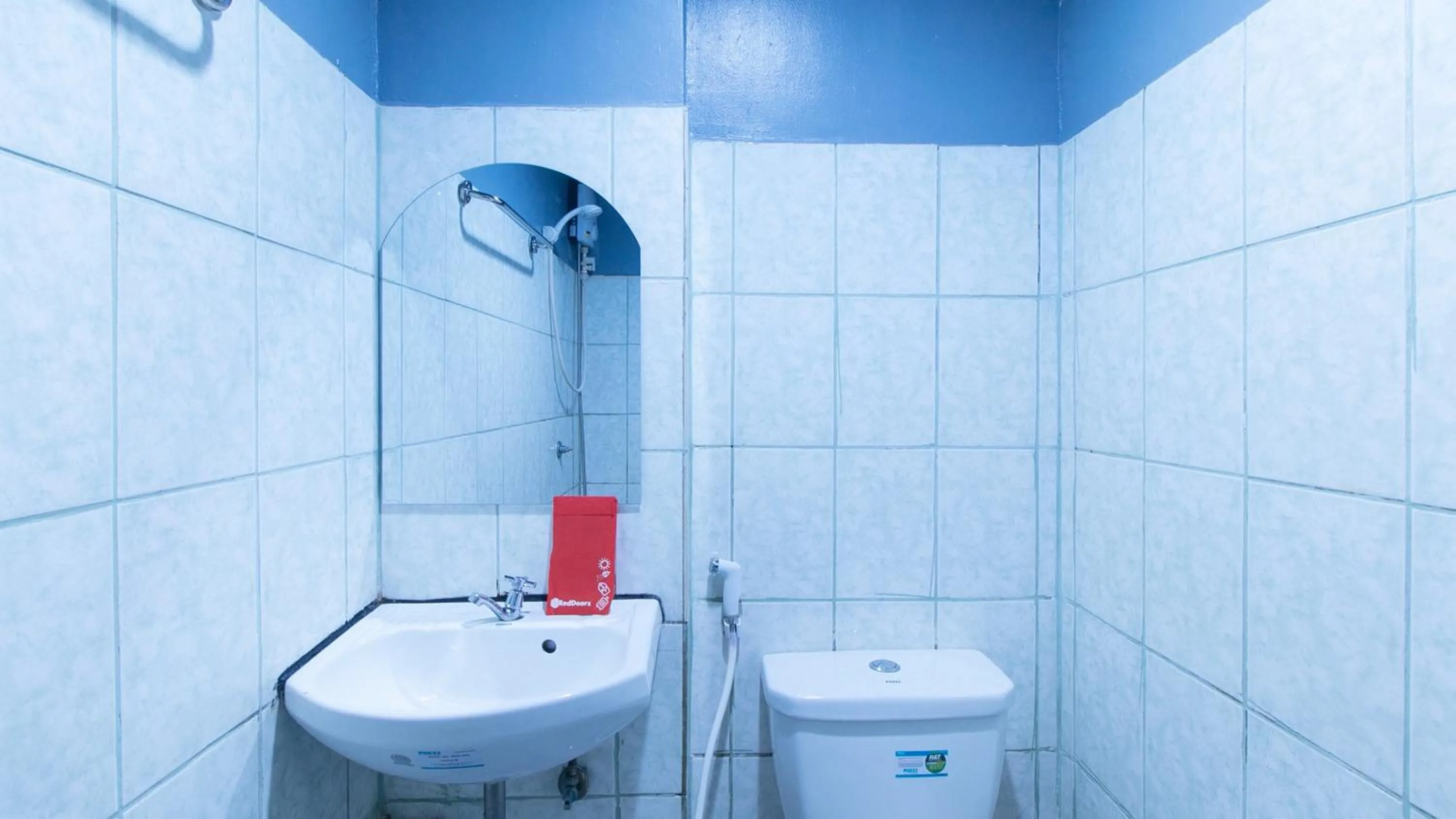 Bathroom in RedDoorz @ Good 101 Quiricada Manila