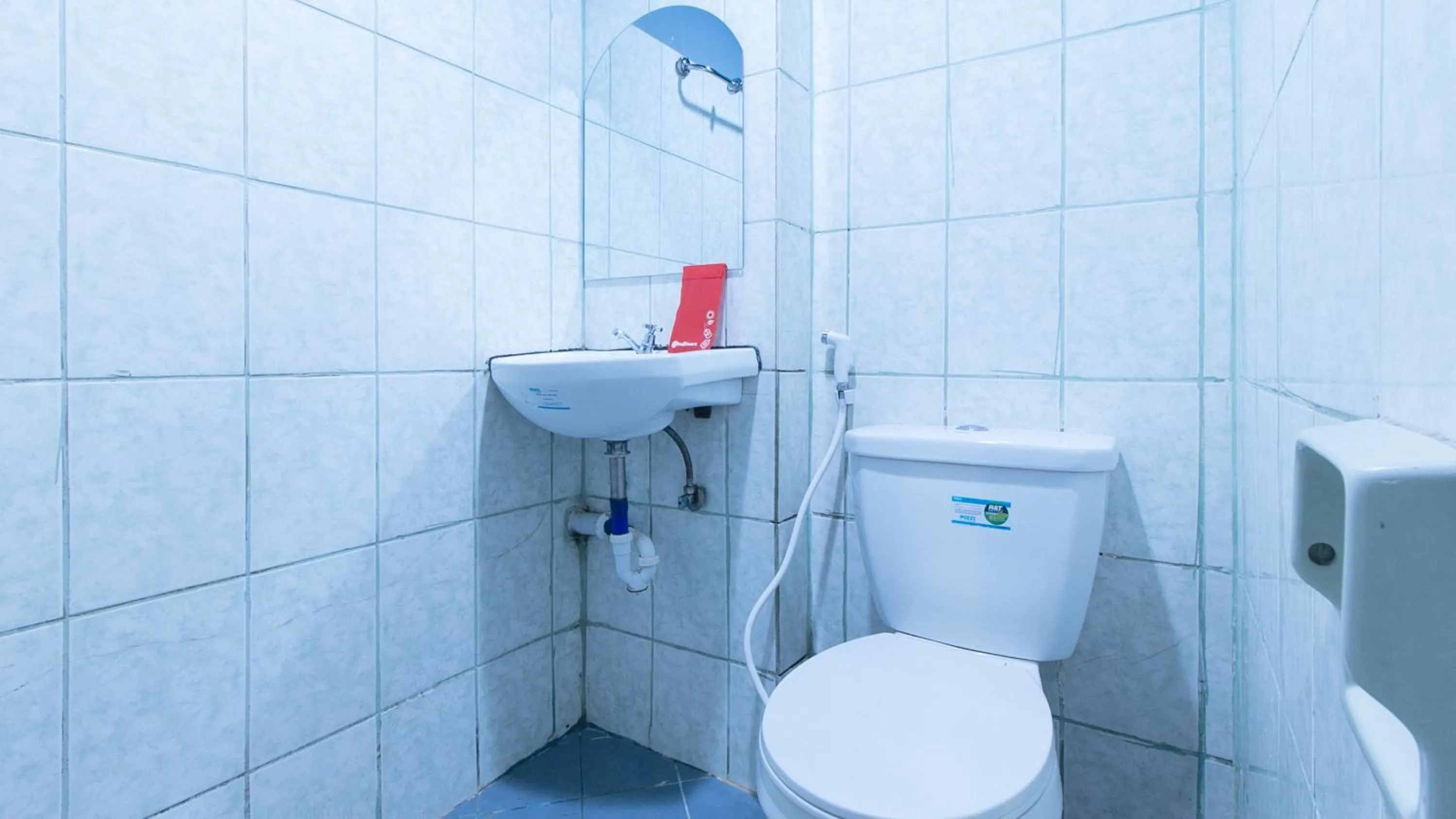 Shower in RedDoorz @ Good 101 Quiricada Manila