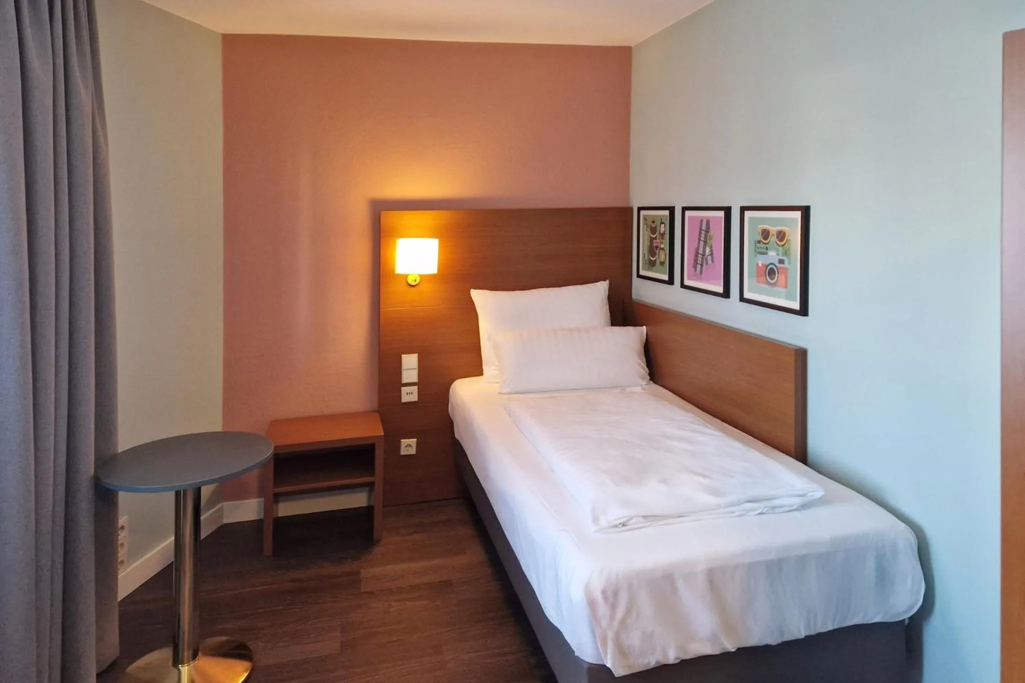 Photo of the whole room, Bed in Garner Hotel Stuttgart City Centre by IHG