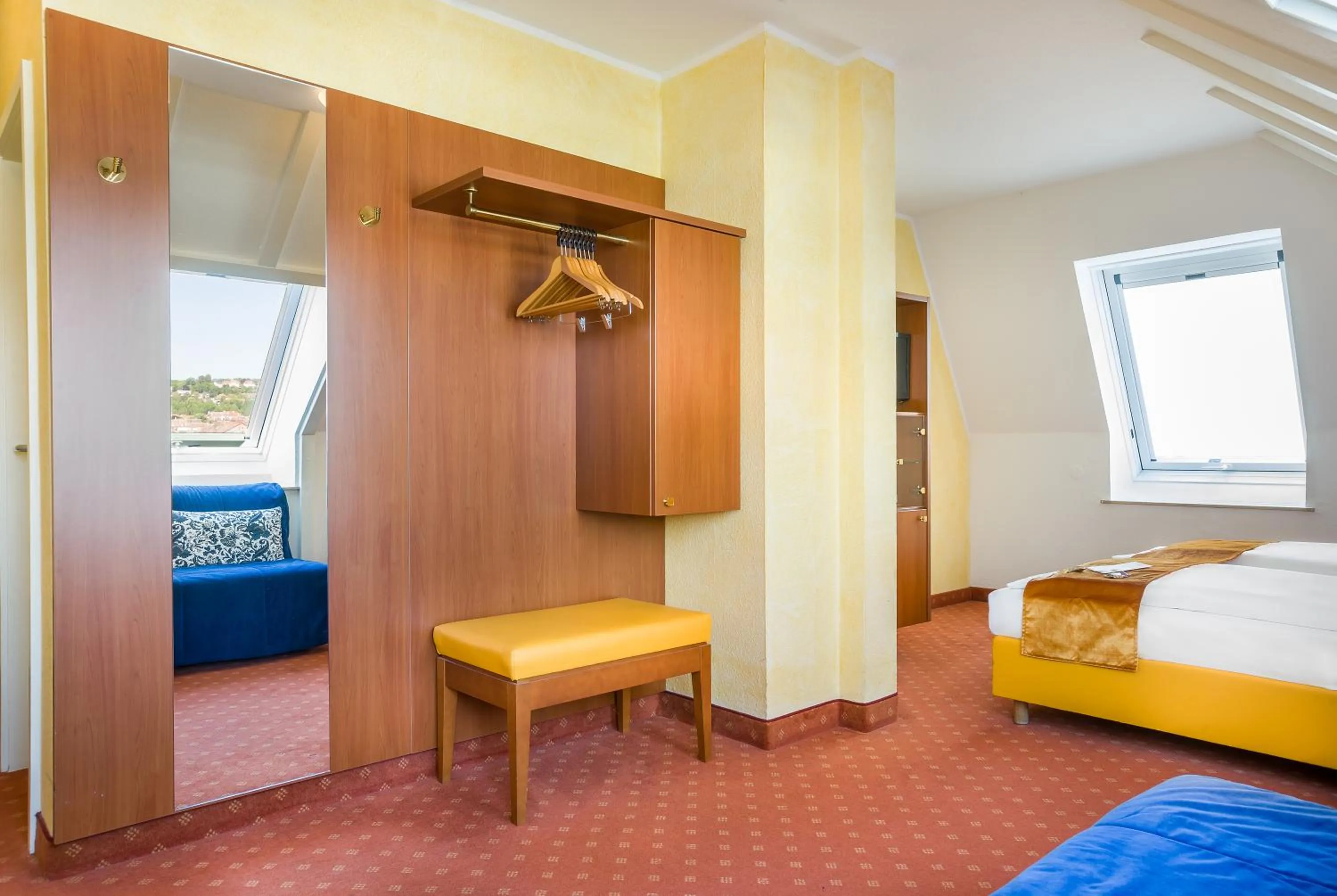 wardrobe, Bed in Hotel Rega Stuttgart