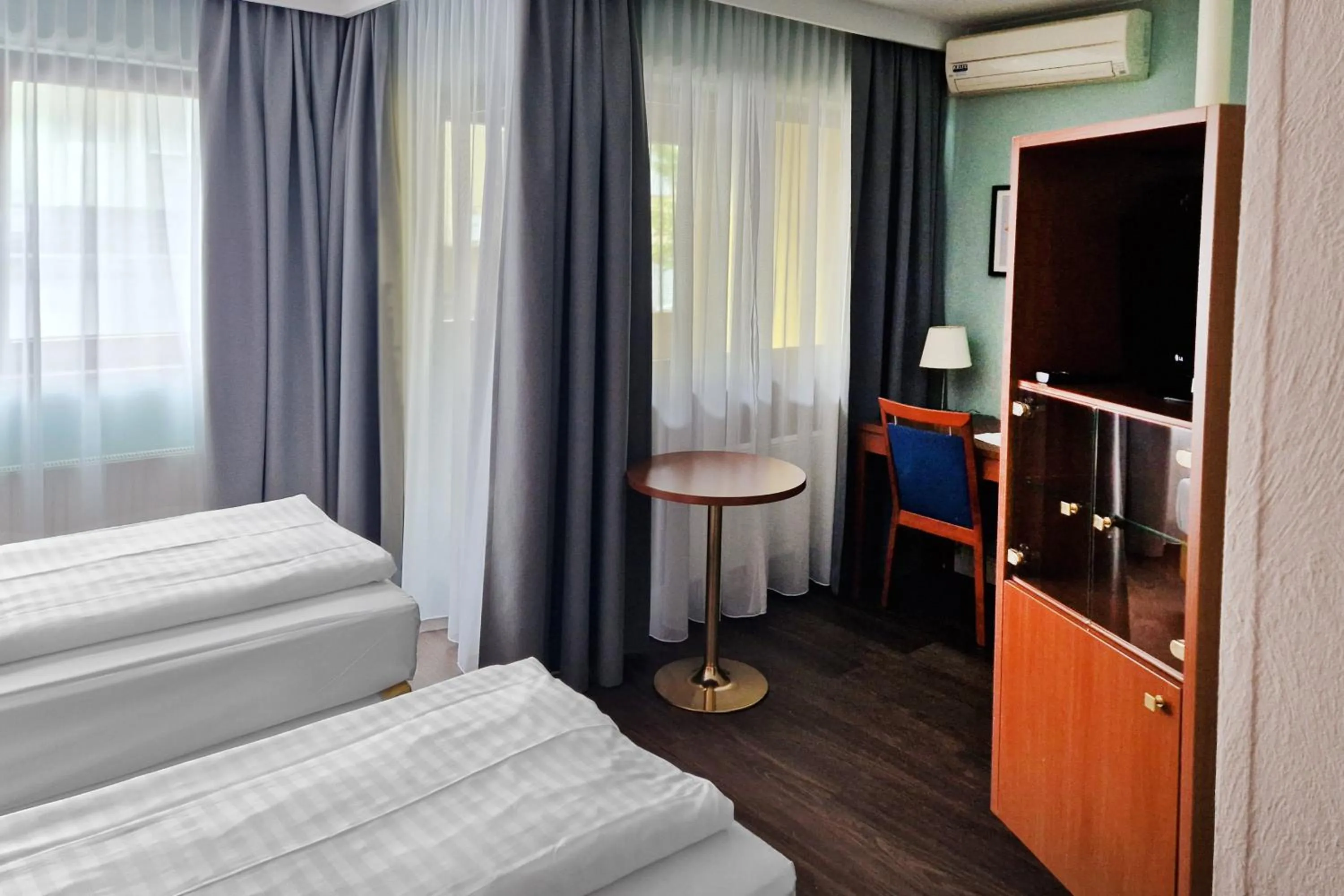 Photo of the whole room, Bed in Garner Hotel Stuttgart City Centre by IHG