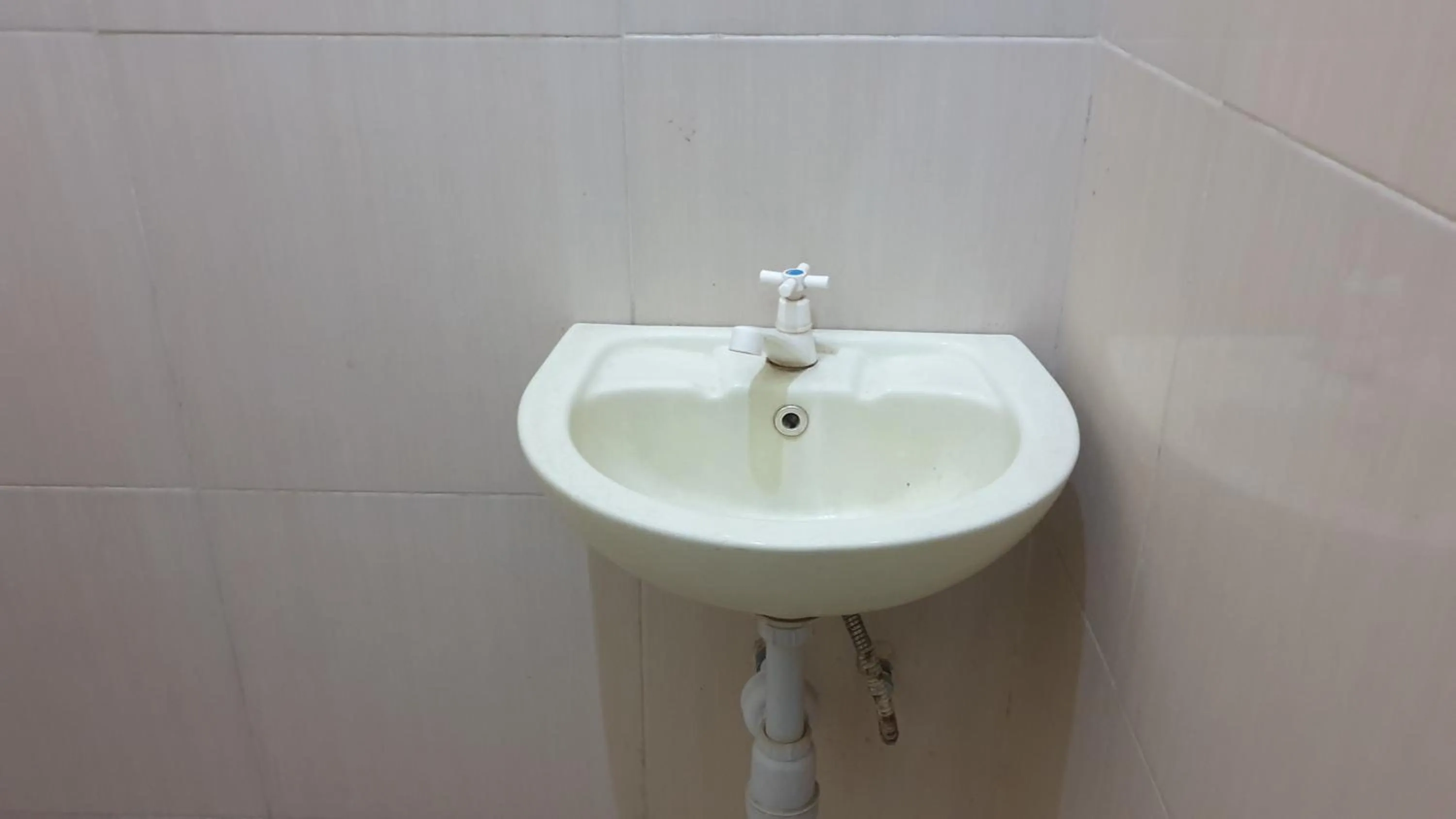 Bathroom in Hotel Suroyo RedPartner