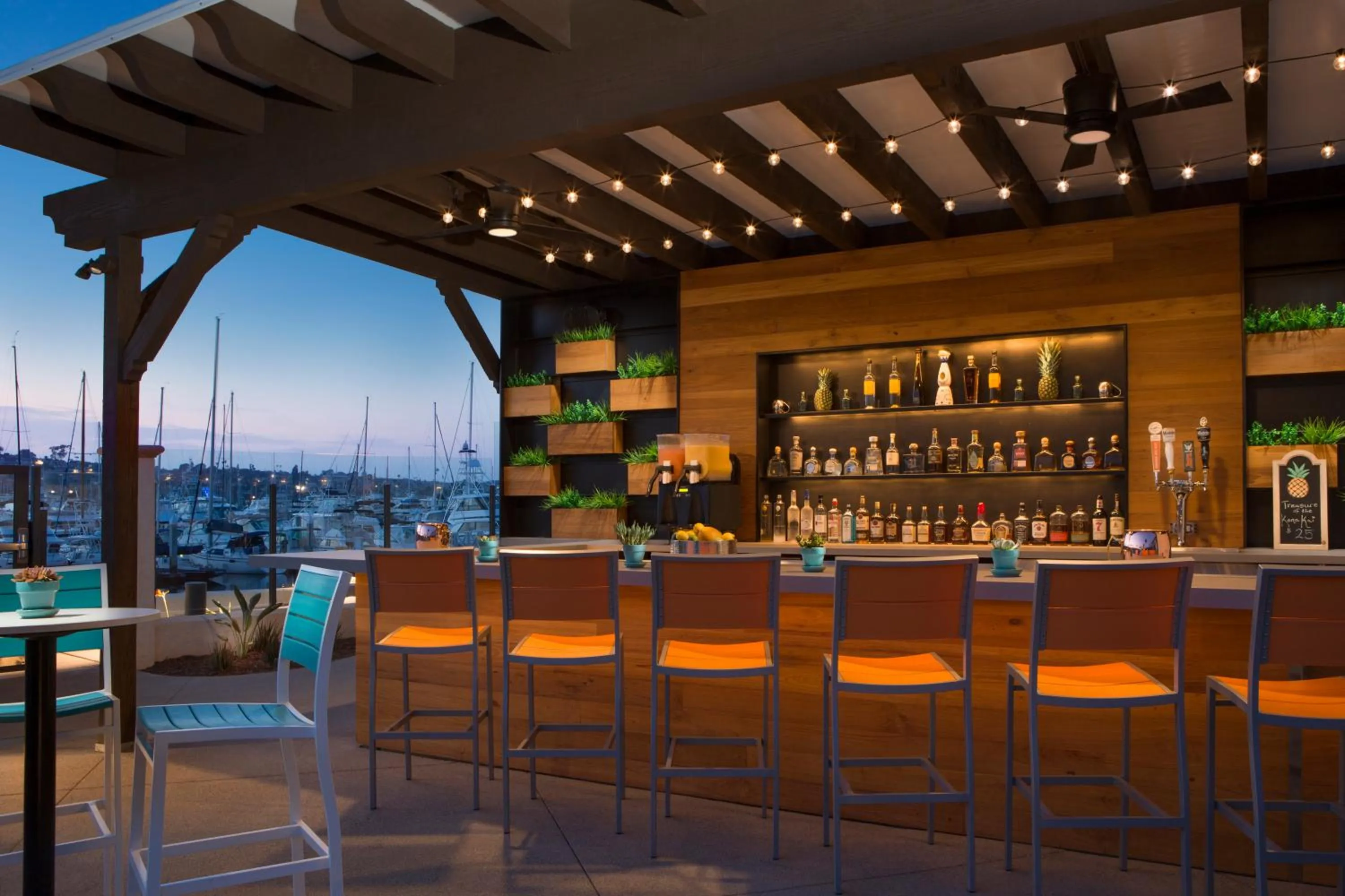 Lounge or bar in Kona Kai Resort & Spa, a Noble House Resort