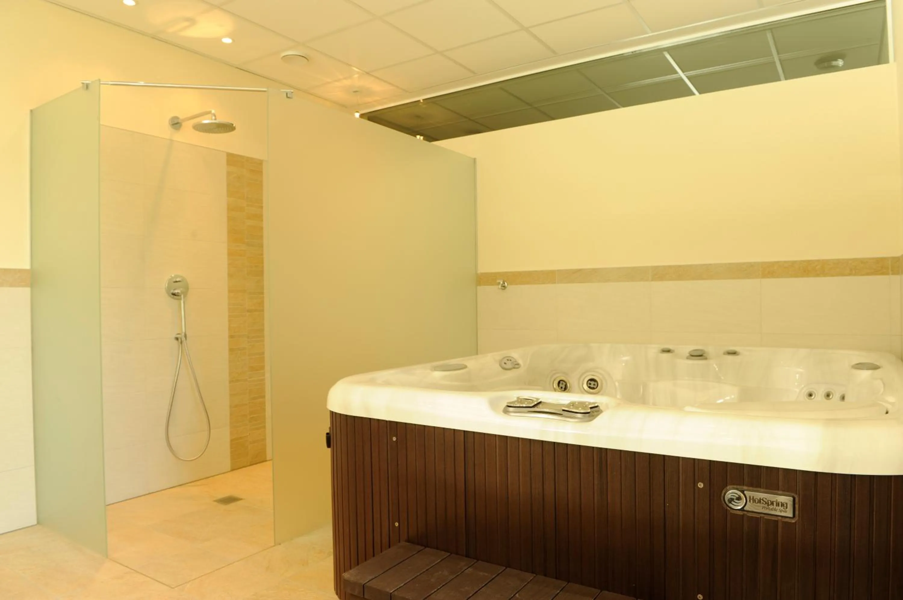 Hot Tub in Apartment Hotel Christine