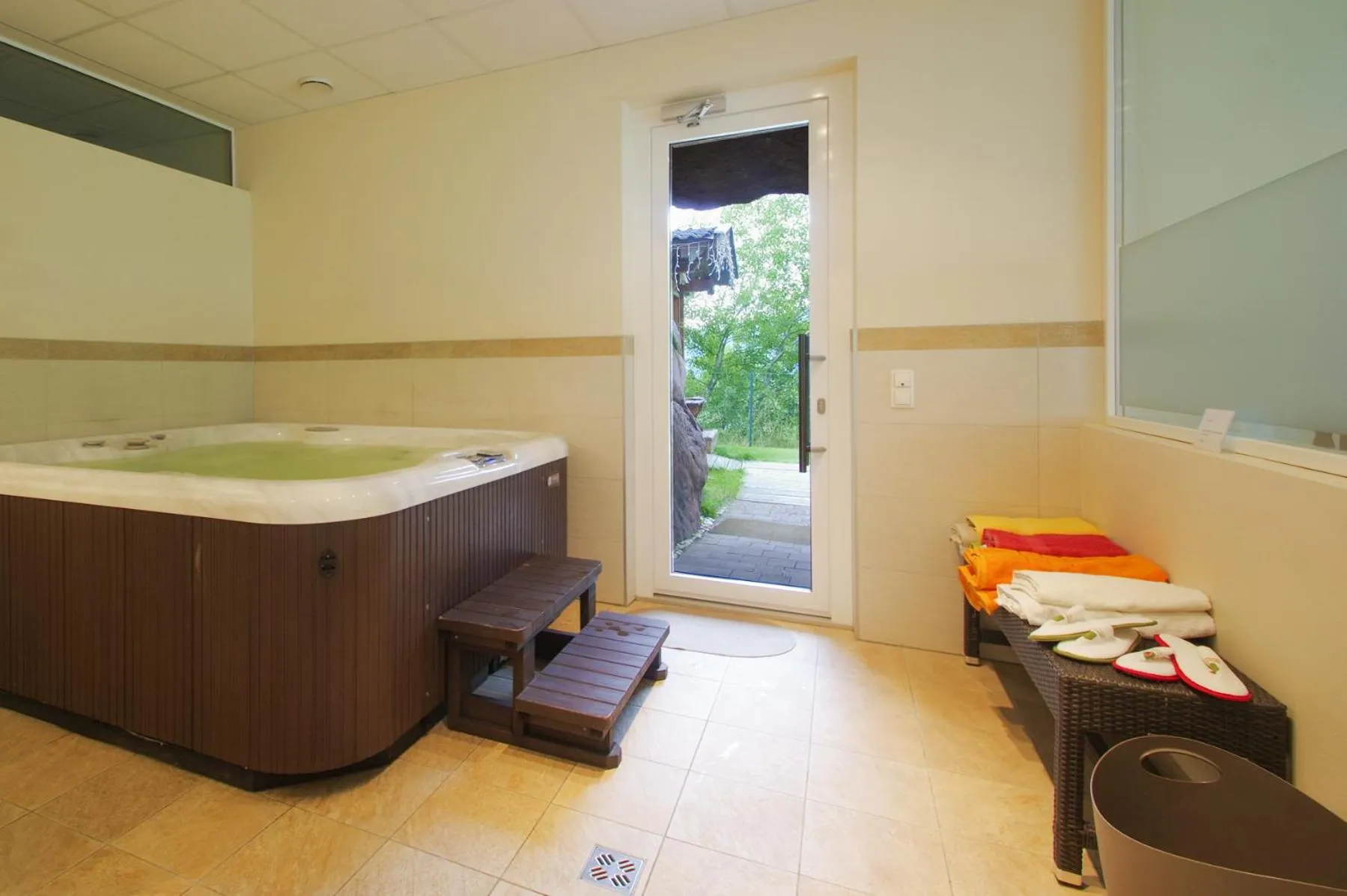 Hot Tub in Apartment Hotel Christine