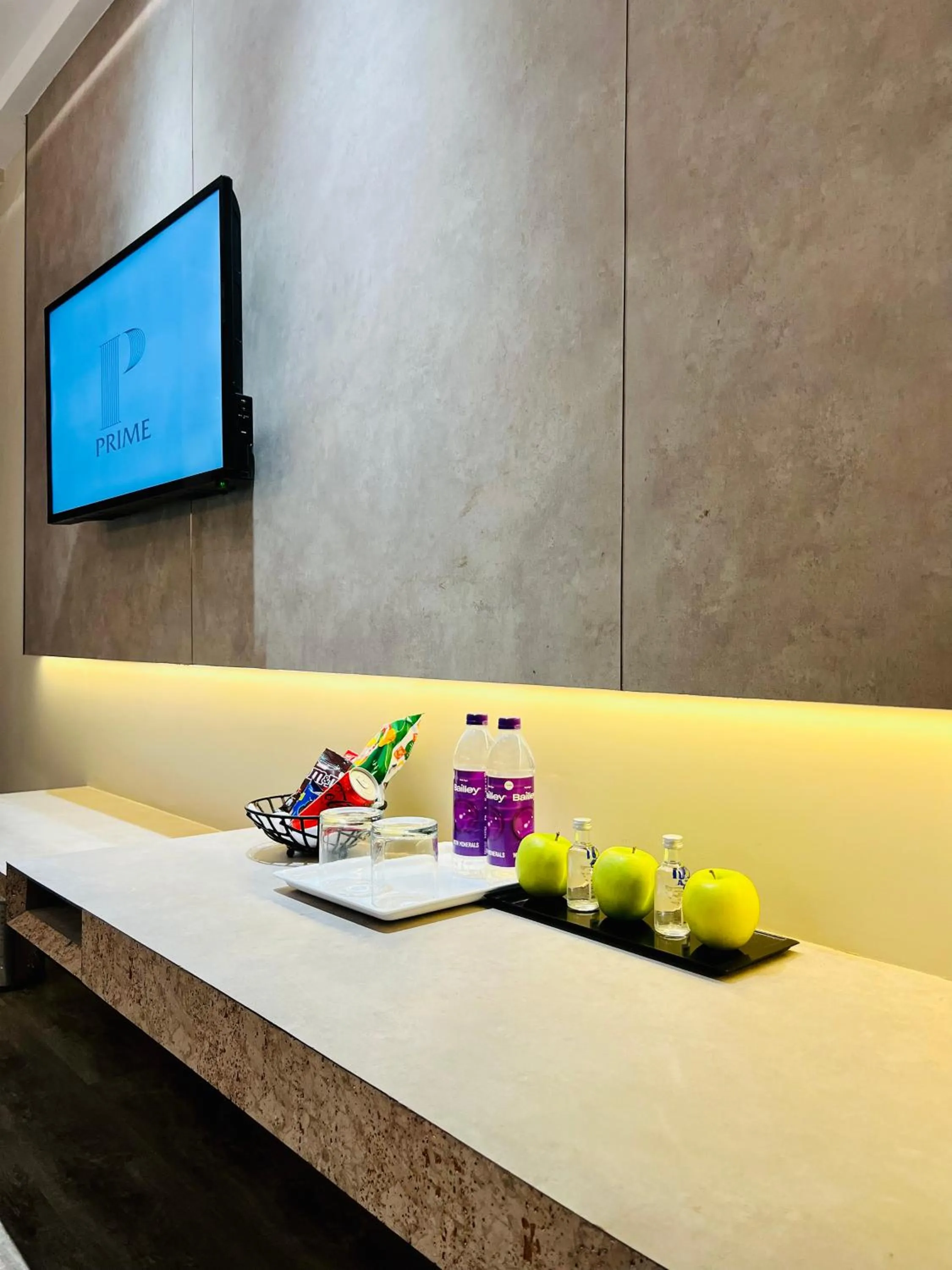 Communal lounge/ TV room in The Prime Delhi Luxe Collection Hotel