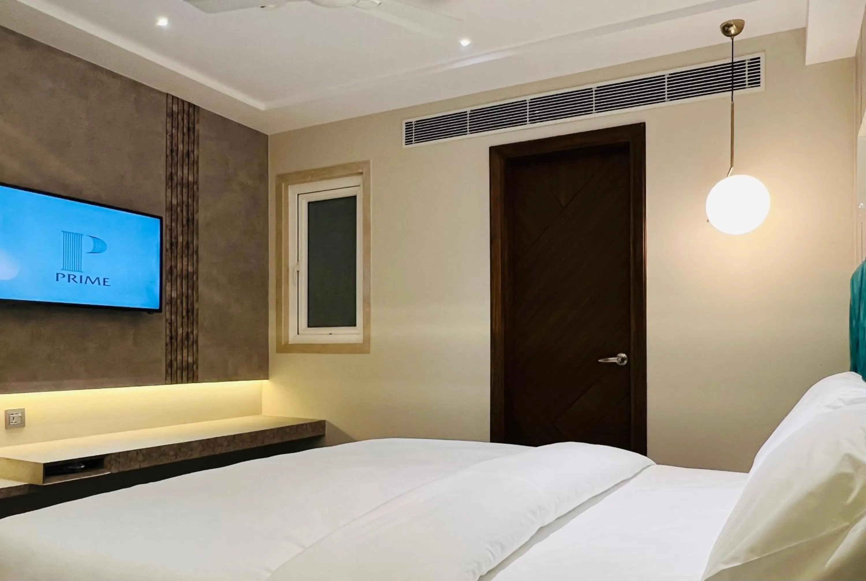 Communal lounge/ TV room, Bed in The Prime Delhi Luxe Collection Hotel