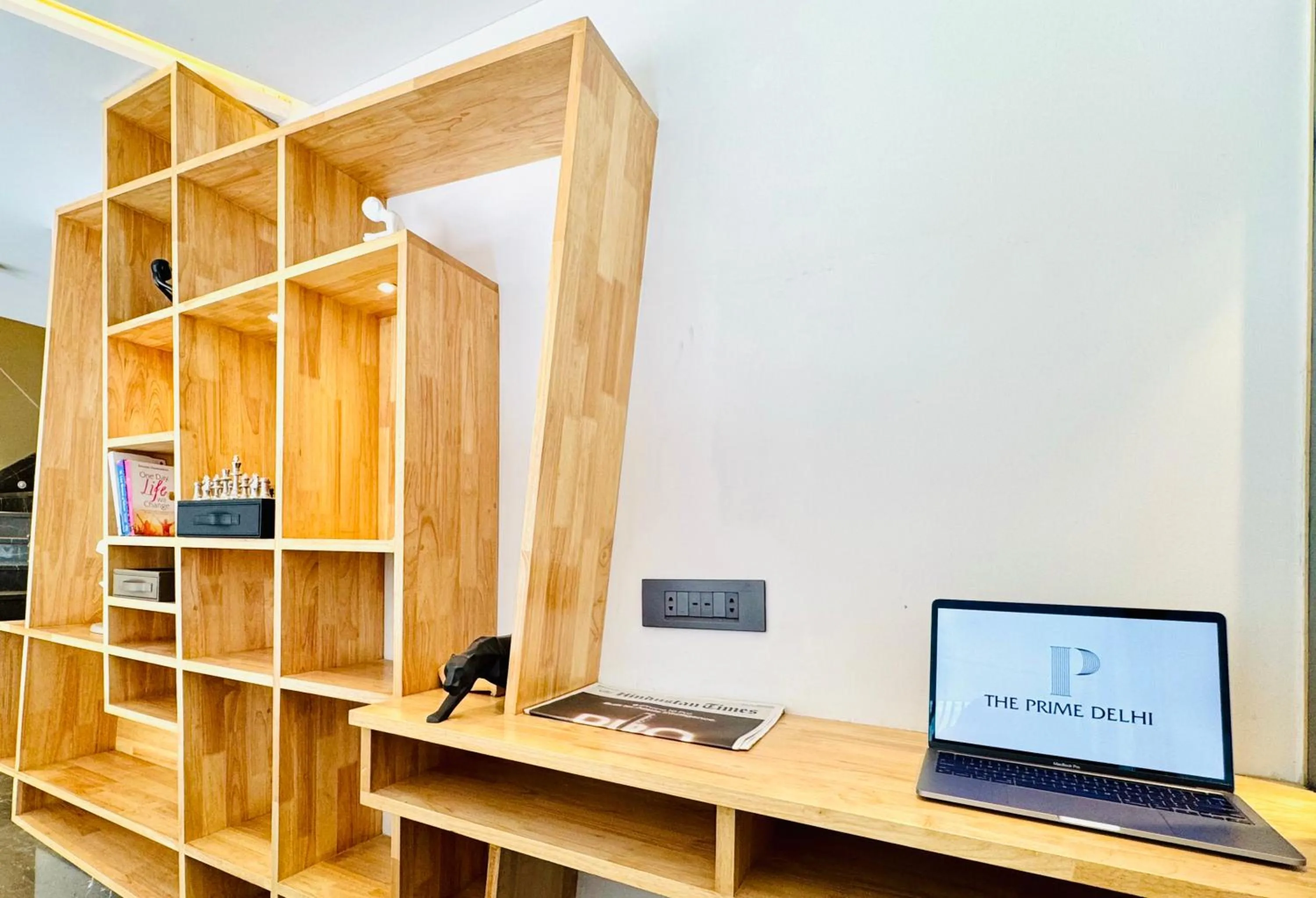 Communal lounge/ TV room in The Prime Delhi Luxe Collection Hotel