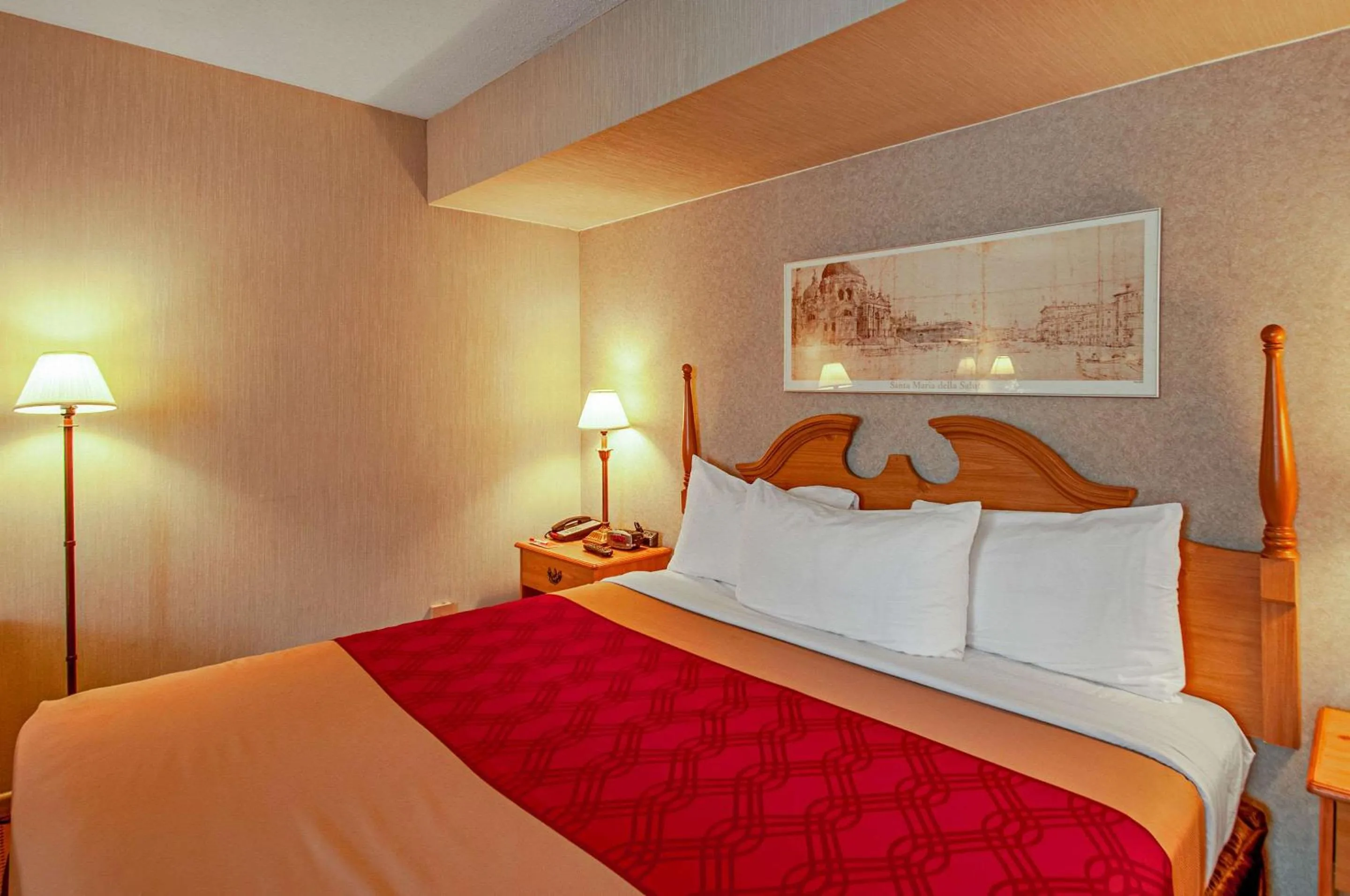 Bedroom, Bed in Econo Lodge Metro