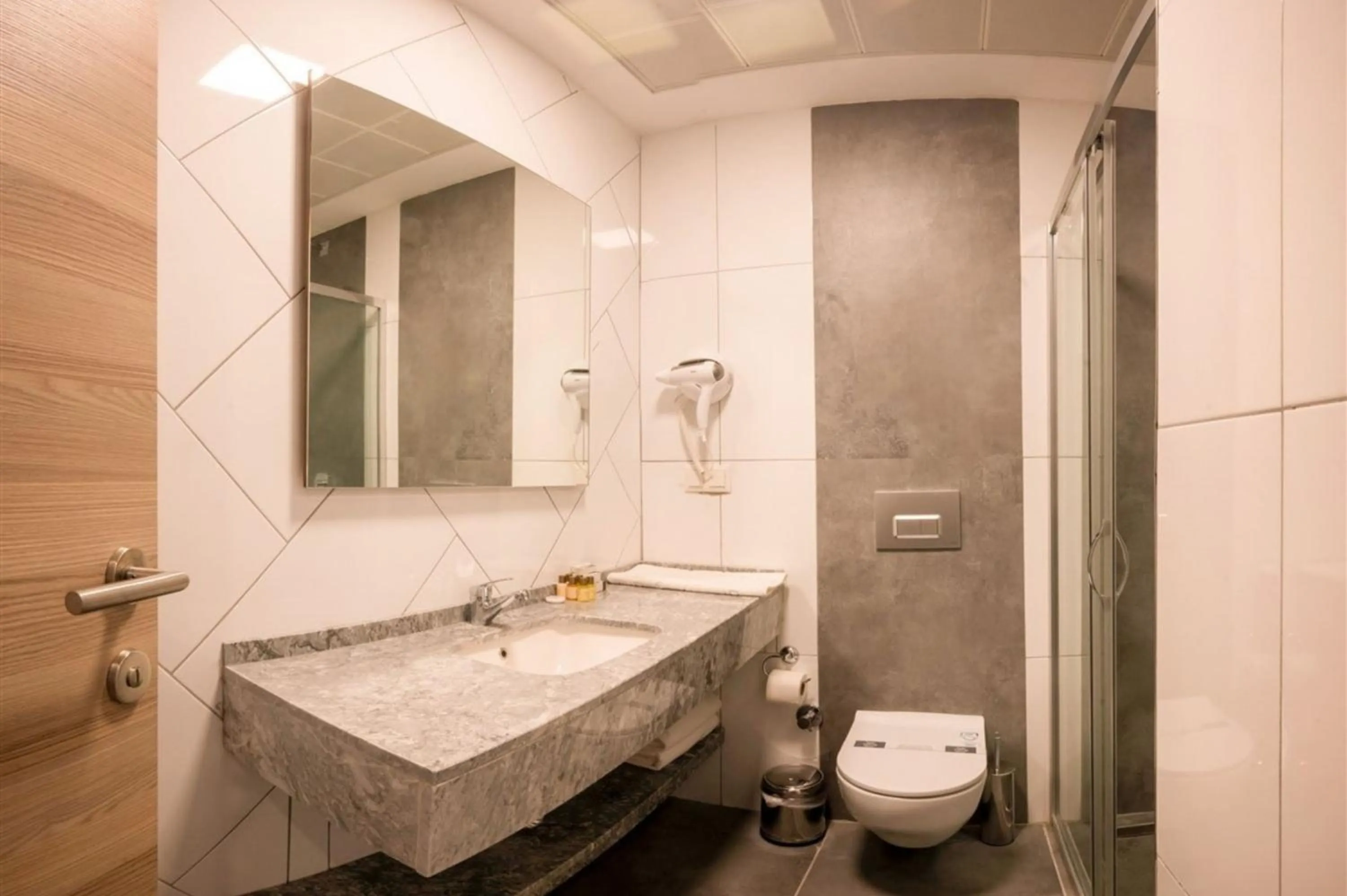 Shower in King City Hotel Istanbul Ataturk Airport