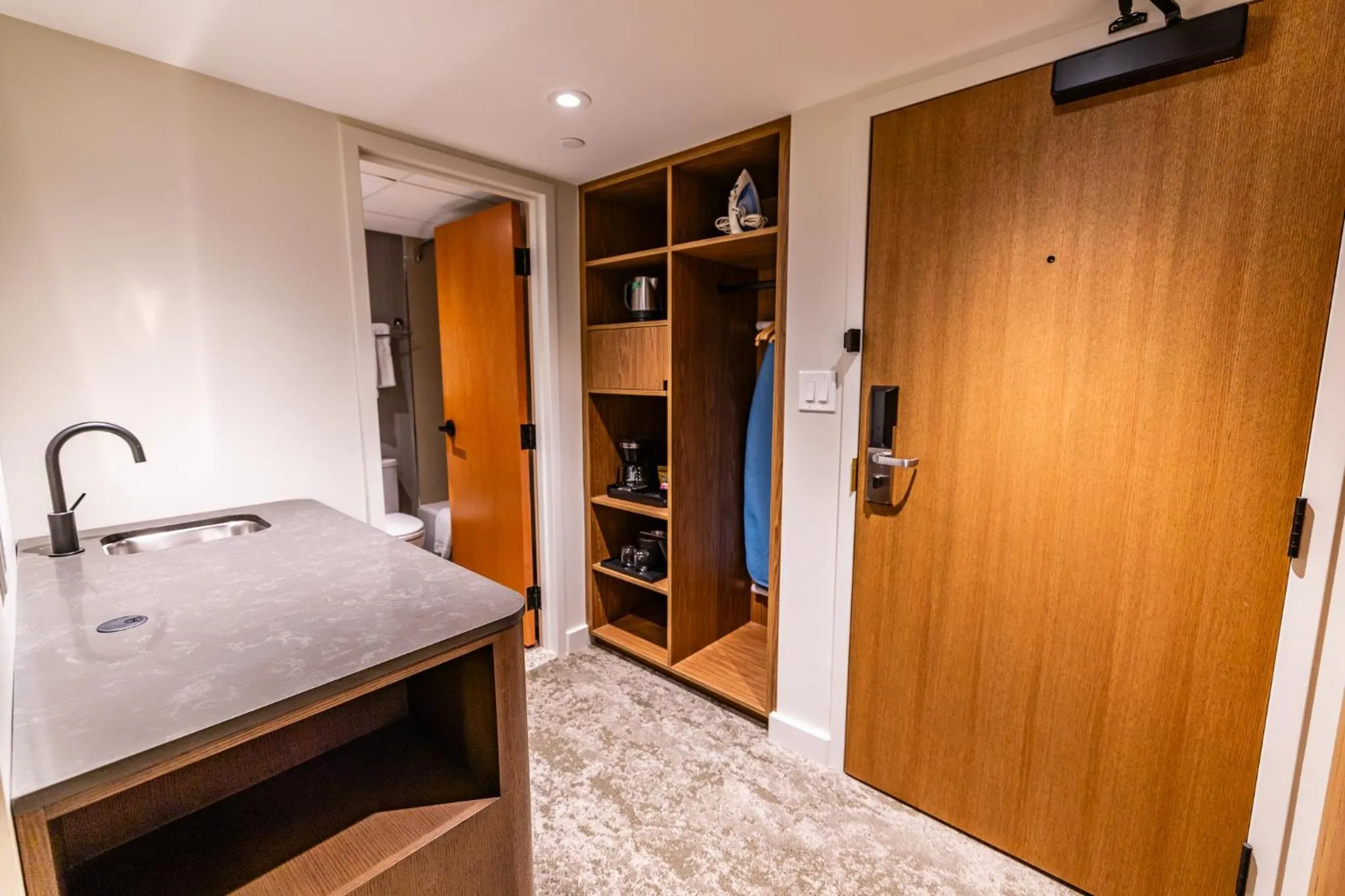 Facade/entrance in Banff Park Lodge