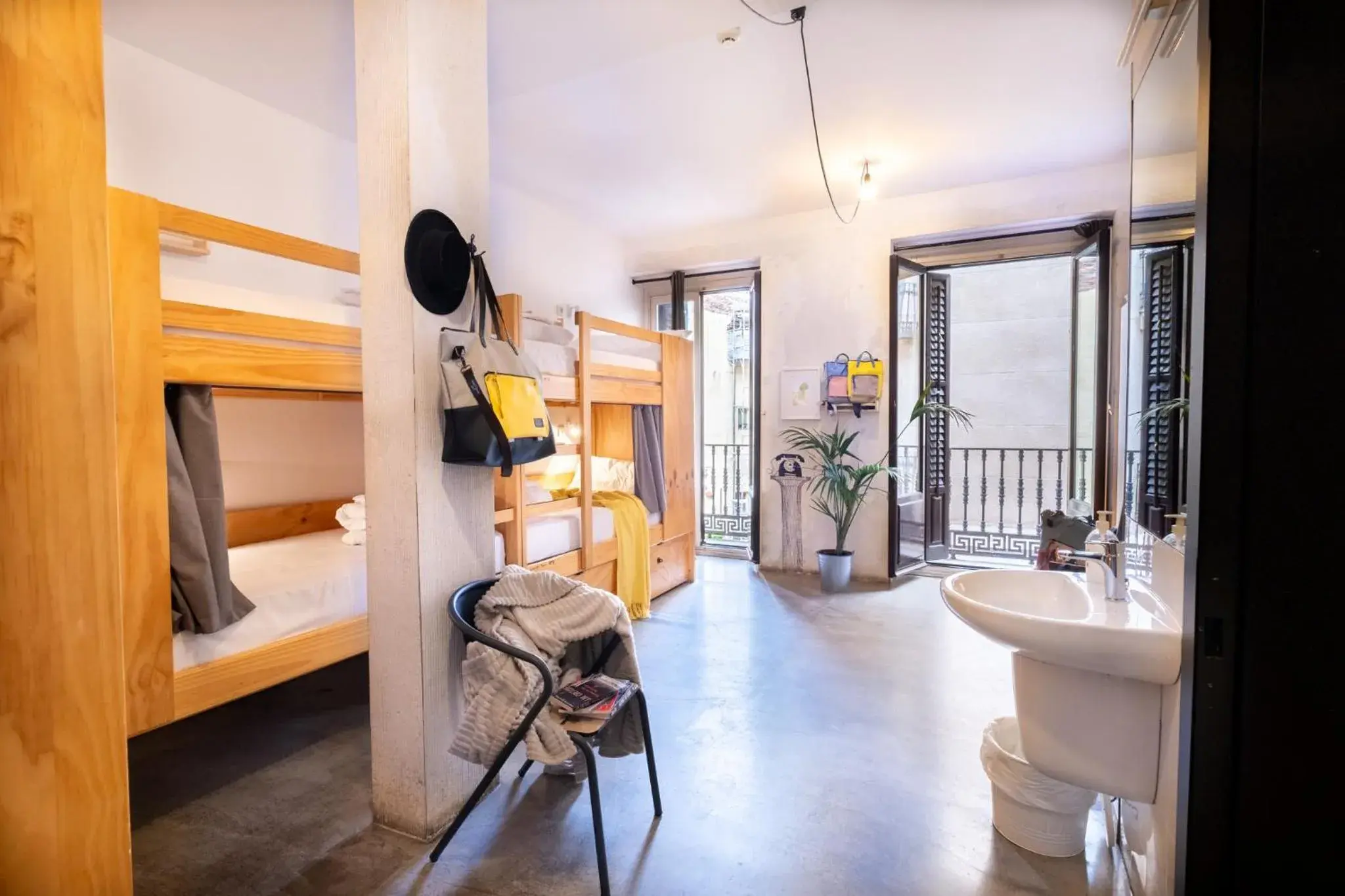 Single Bed in 8-Bed Female Dormitory Room with Private Bathroom in The Hat Madrid Single Bed in 8-Bed Female Dormitory Room with Private Bathroom in The Hat Madrid