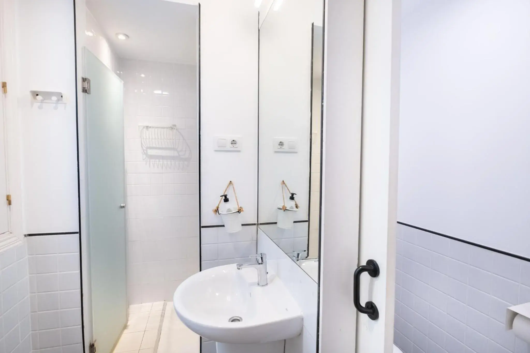 Single Bed in 8-Bed Mixed Dormitory Room with Shared Bathroom in The Hat Madrid Single Bed in 8-Bed Mixed Dormitory Room with Shared Bathroom in The Hat Madrid