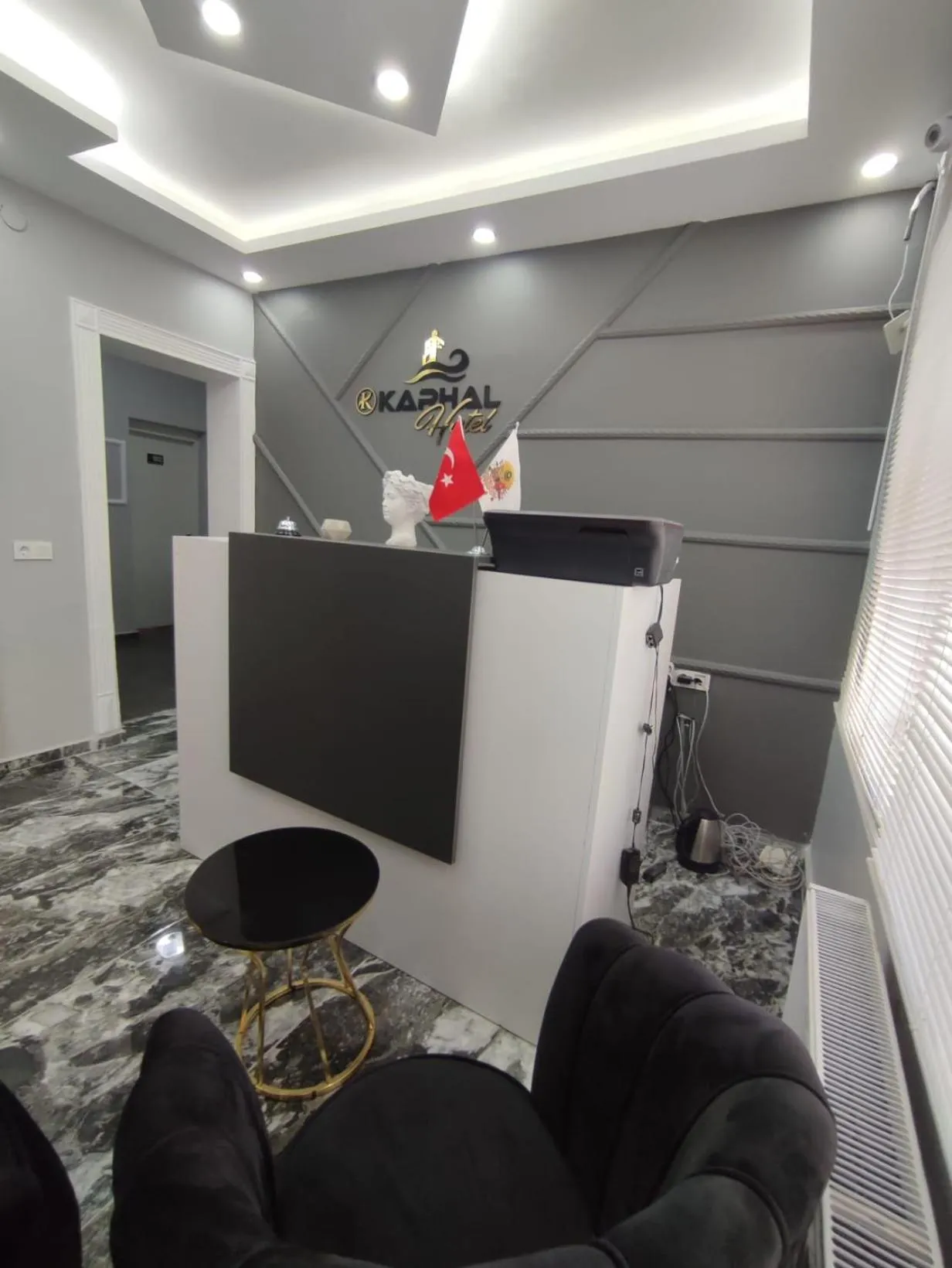 Lobby or reception in Karhal Hotel