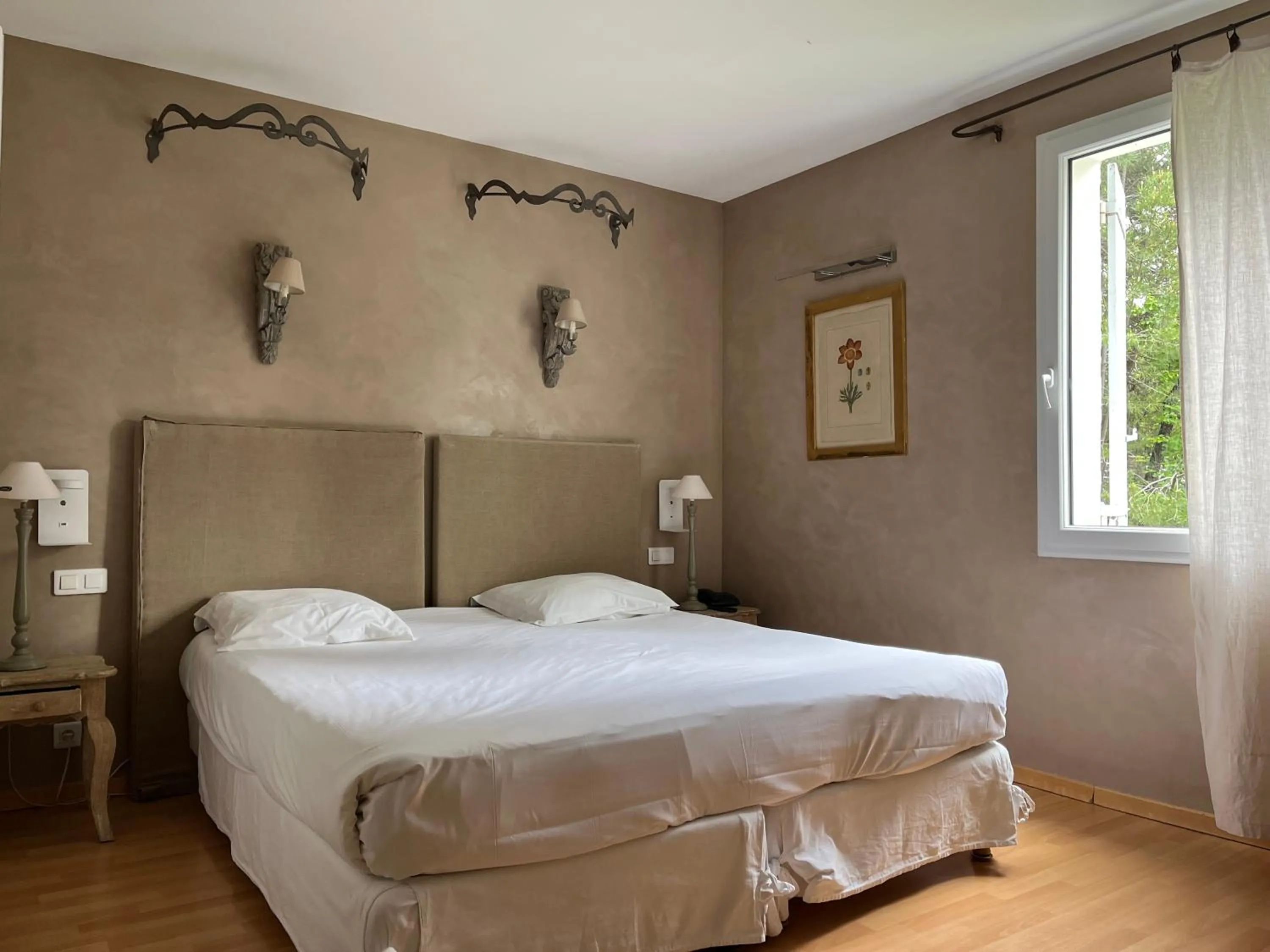 Bed in Logis Hôtel restaurant des Pins