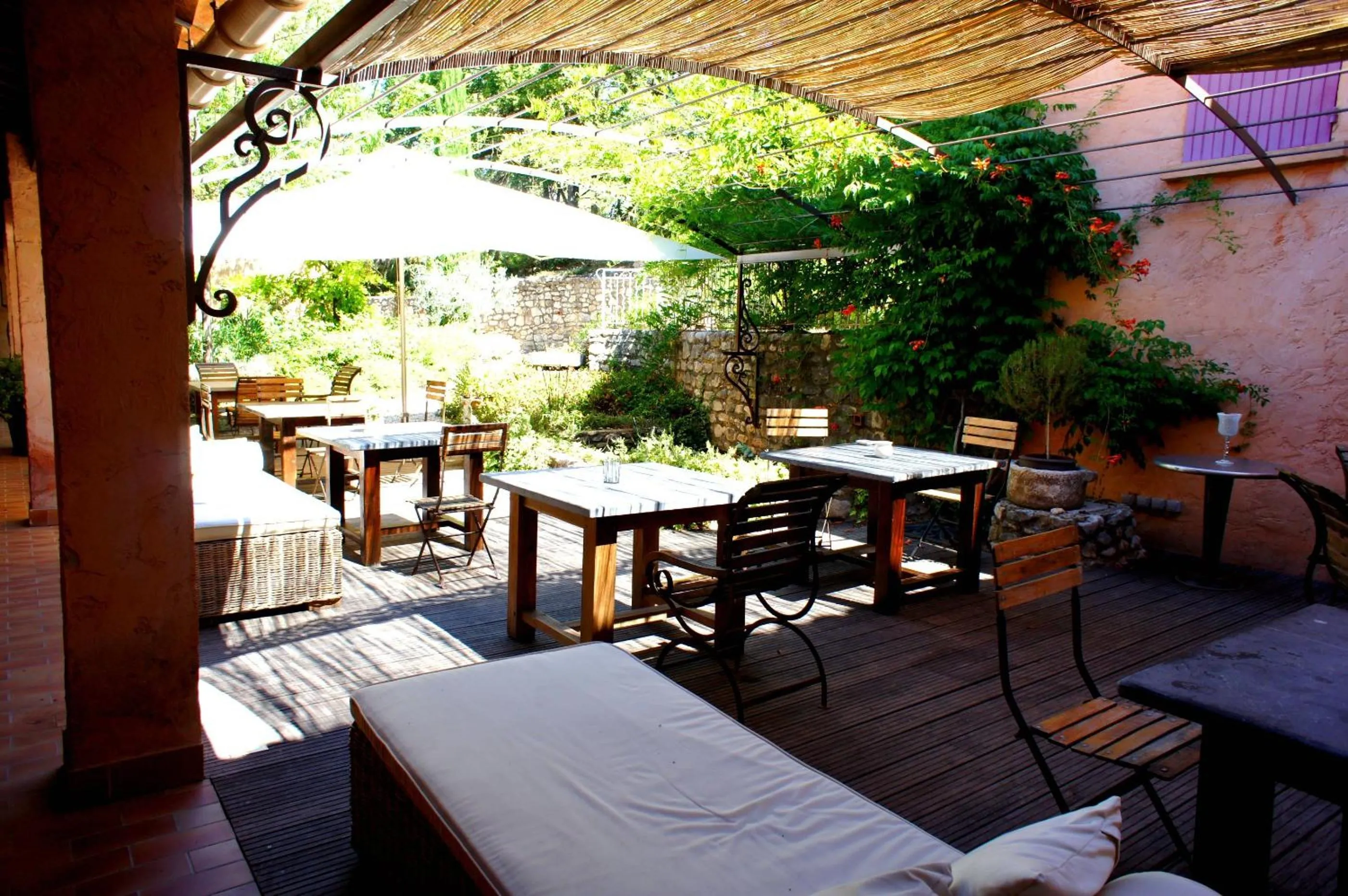 Restaurant/places to eat in Logis Hôtel restaurant des Pins