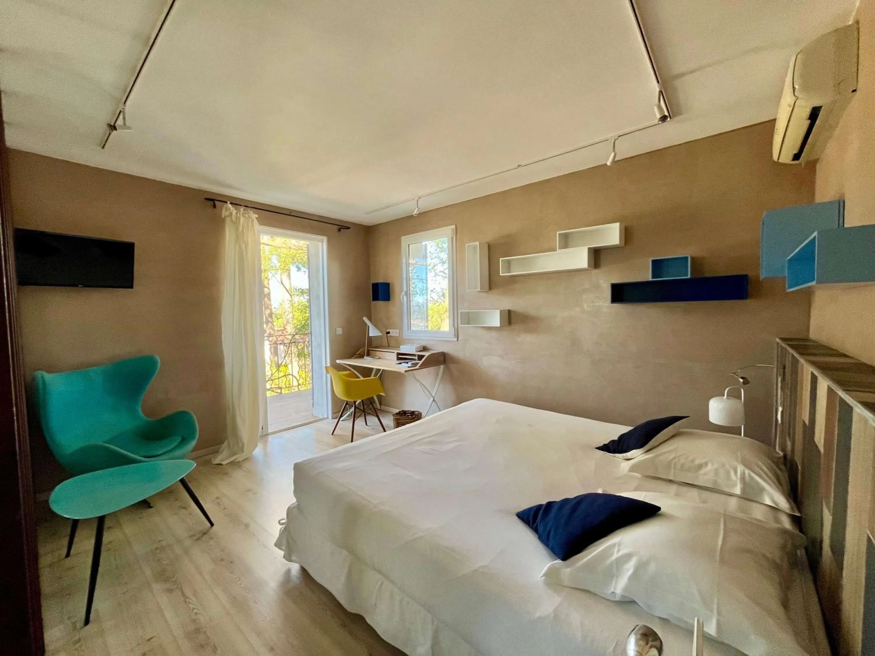 Bed in Logis Hôtel restaurant des Pins