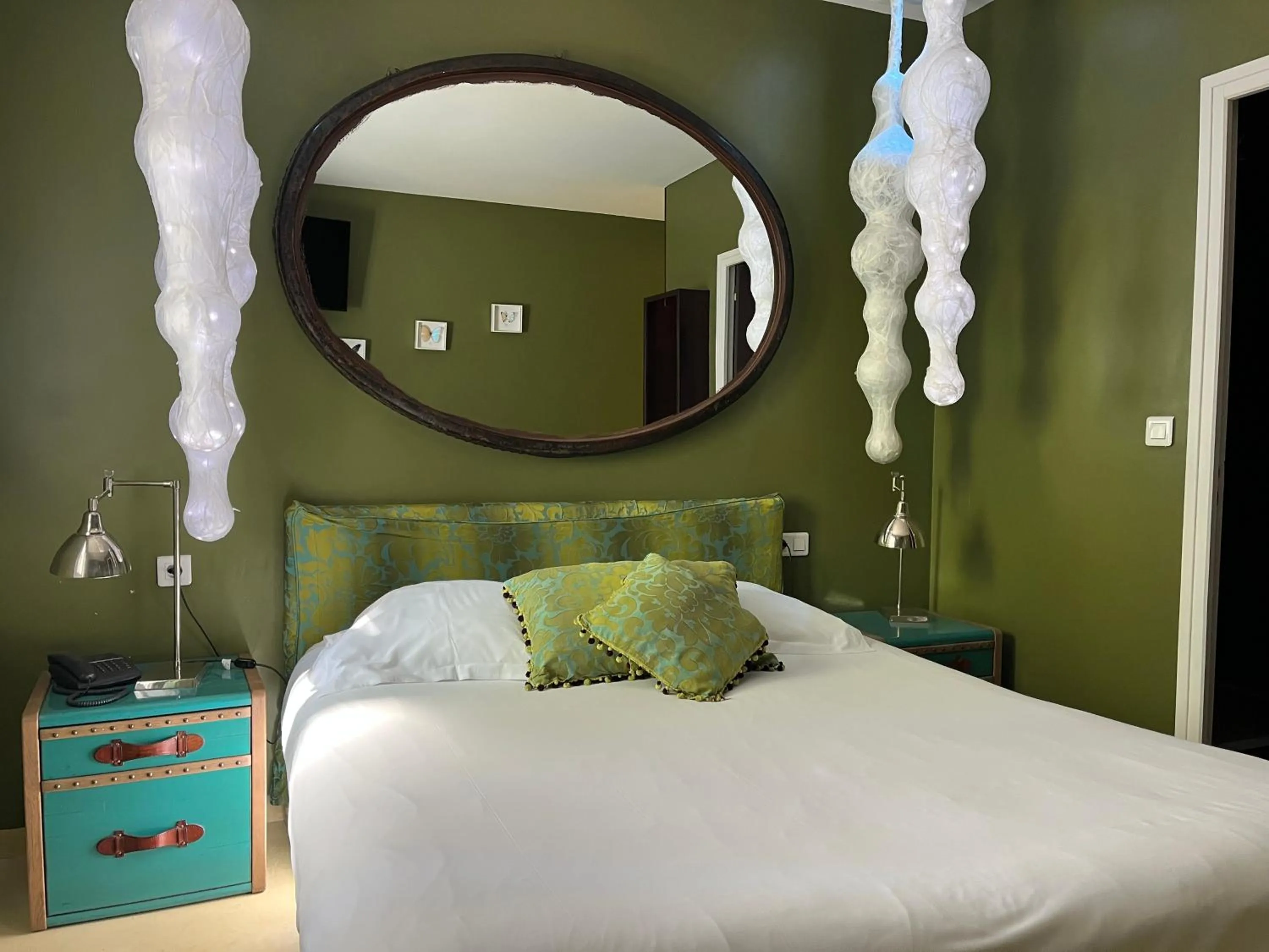 Bed in Logis Hôtel restaurant des Pins