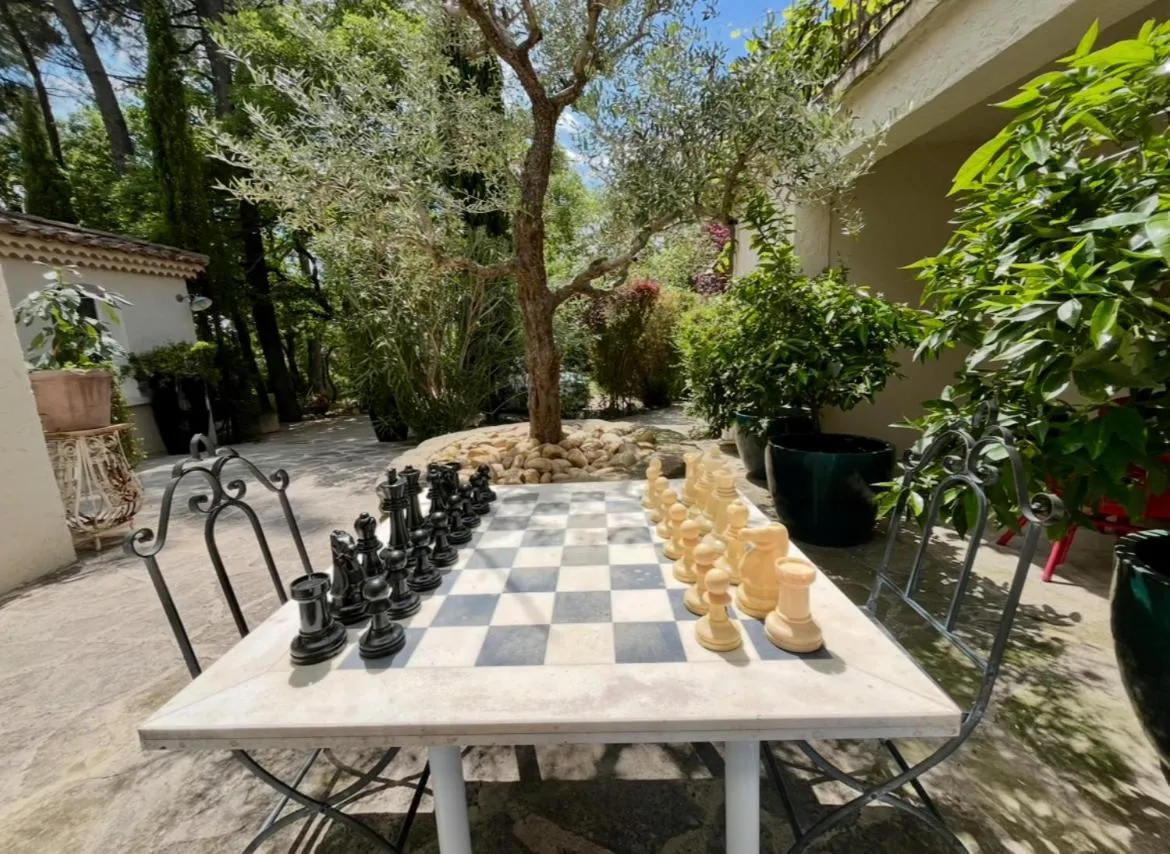 Garden view in Logis Hôtel restaurant des Pins