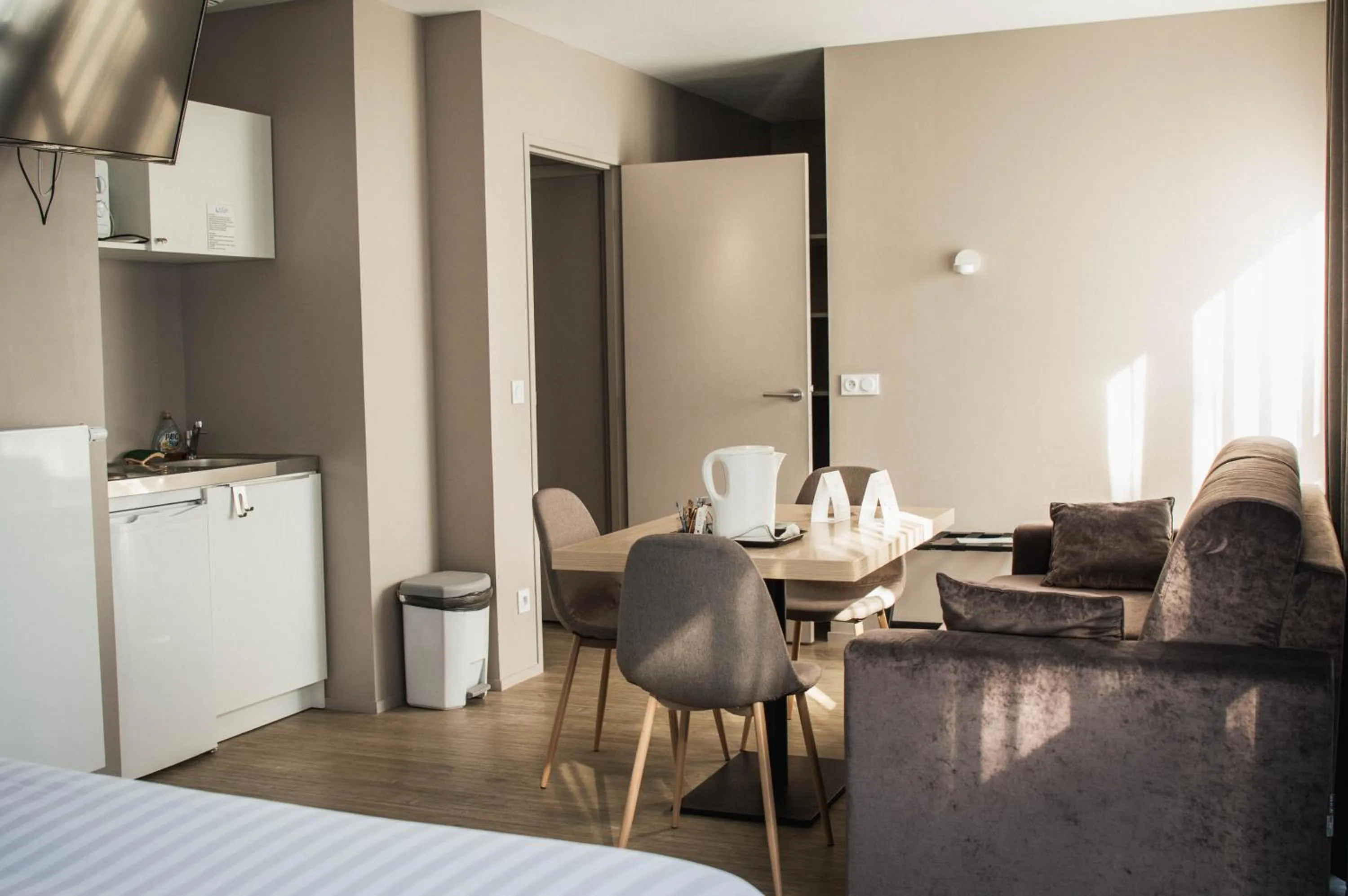 Kitchen or kitchenette in The Originals City, Hôtel Les Caps, Saint-Brieuc Est