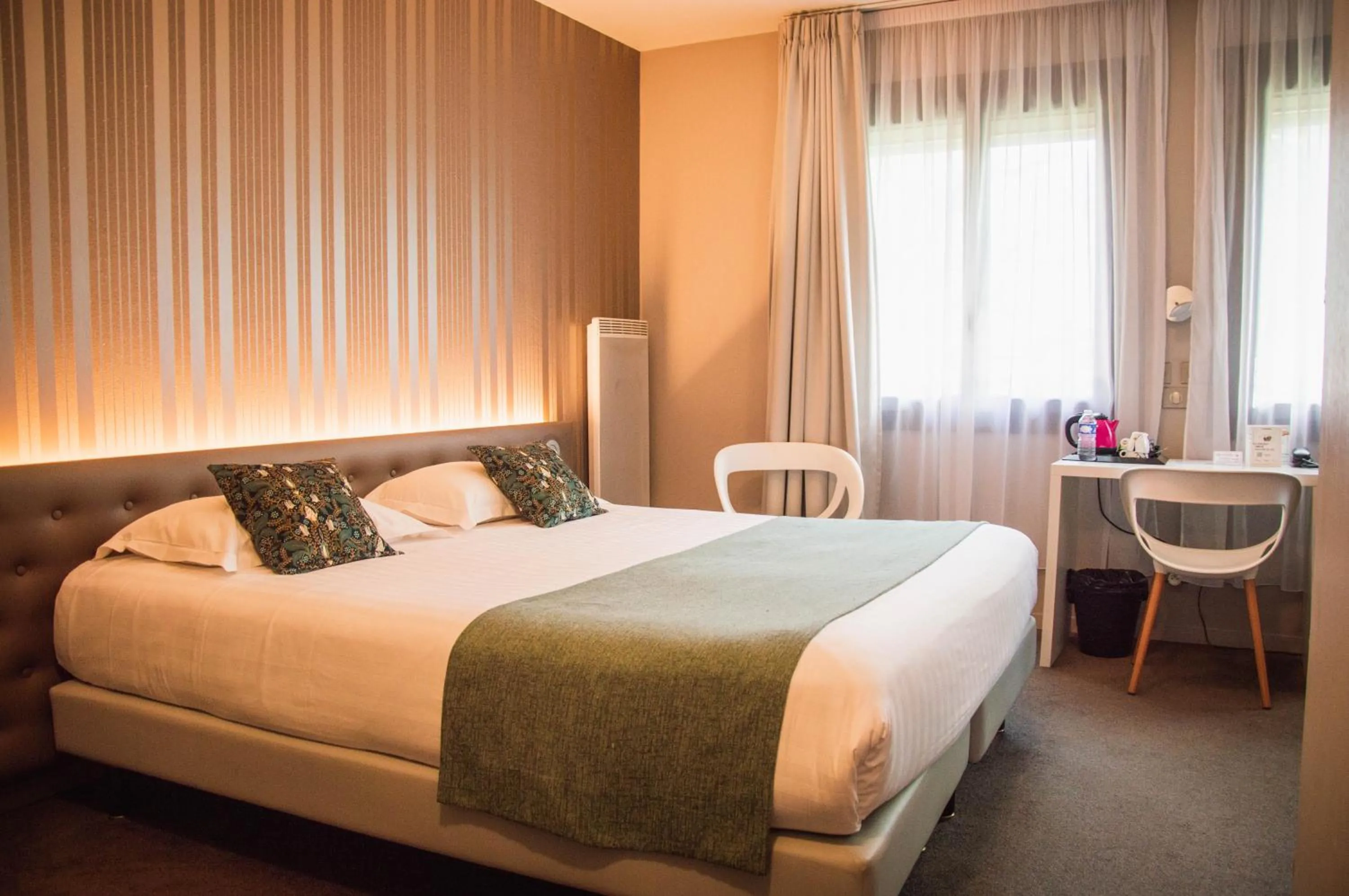 Property building, Bed in The Originals City, Hôtel Les Caps, Saint-Brieuc Est