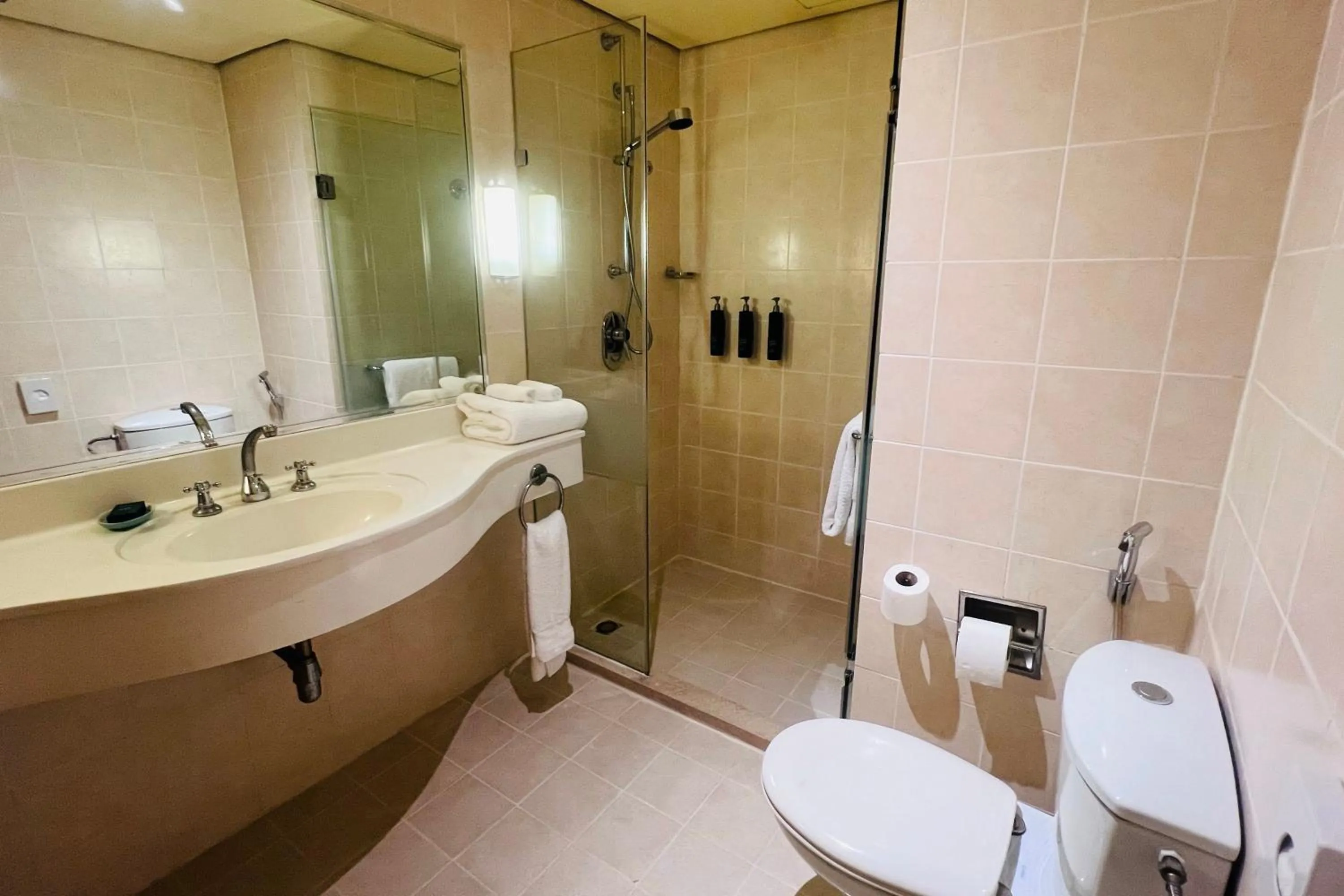 Bath, Bathroom in Hilton Kuwait Resort