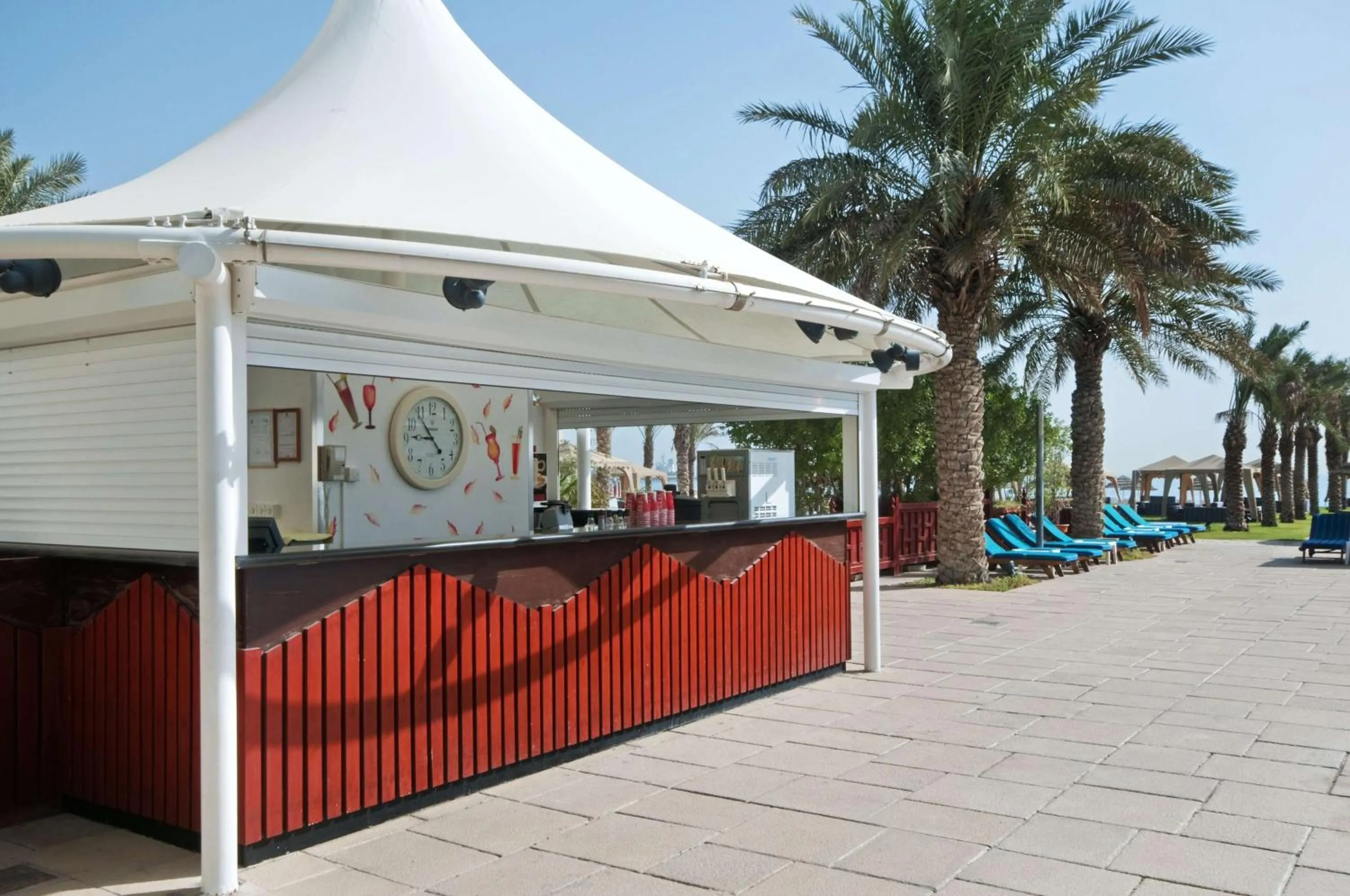 Lounge or bar in Hilton Kuwait Resort