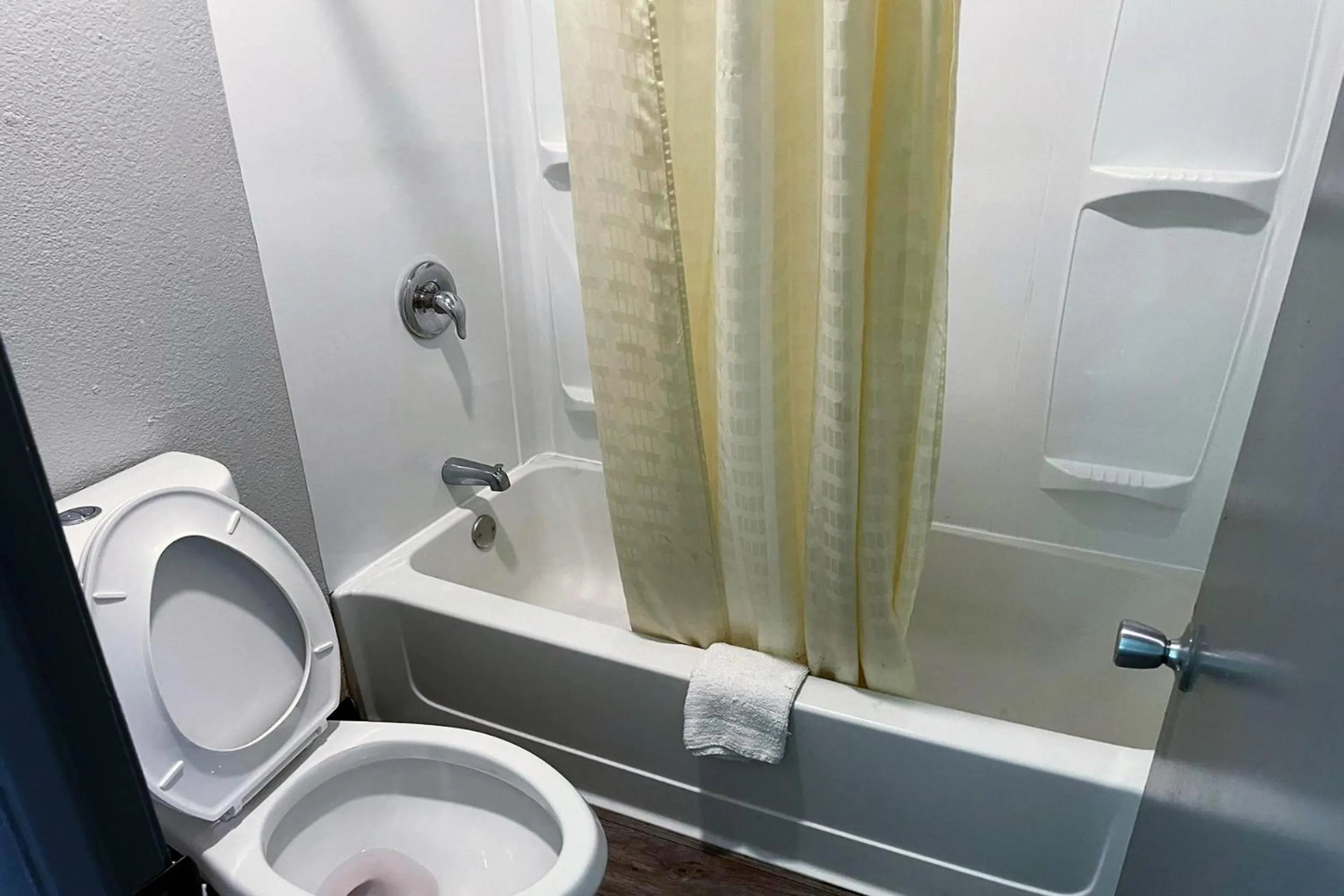 Bathroom in Hotel Comfort Stay by OYO Texarkana East, AR I-30