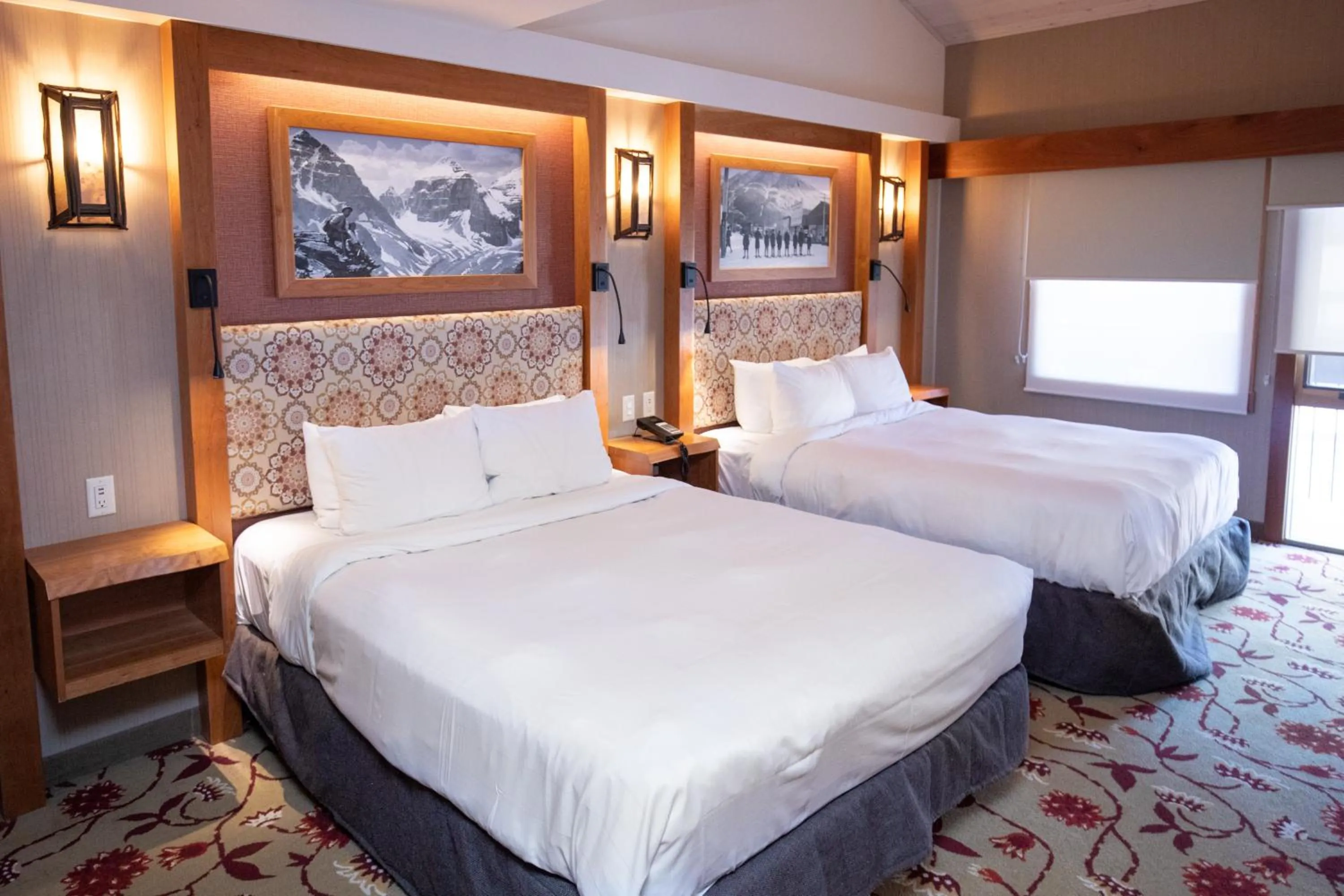 Bedroom, Bed in Banff Ptarmigan Inn