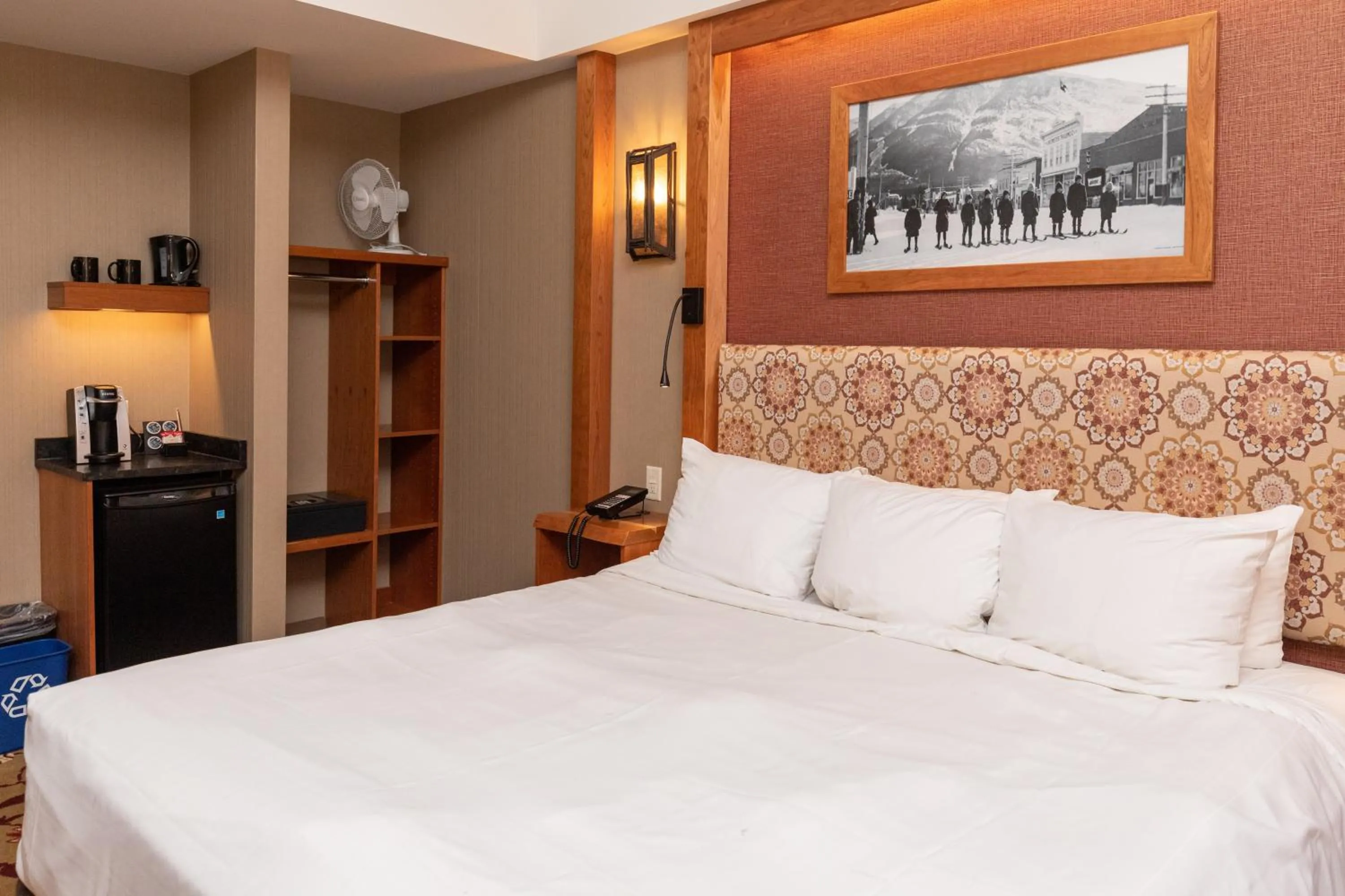 Bedroom, Bed in Banff Ptarmigan Inn