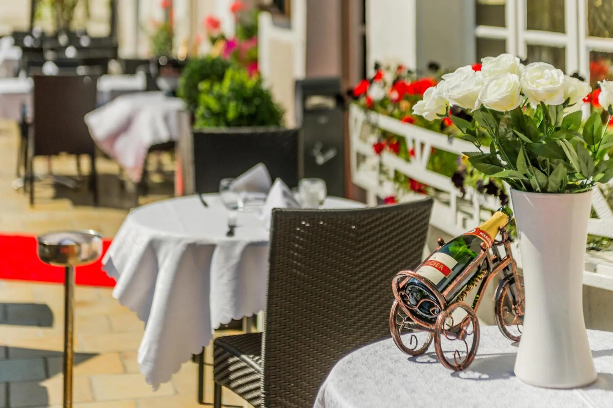 Restaurant/places to eat in Absolue Renaissance