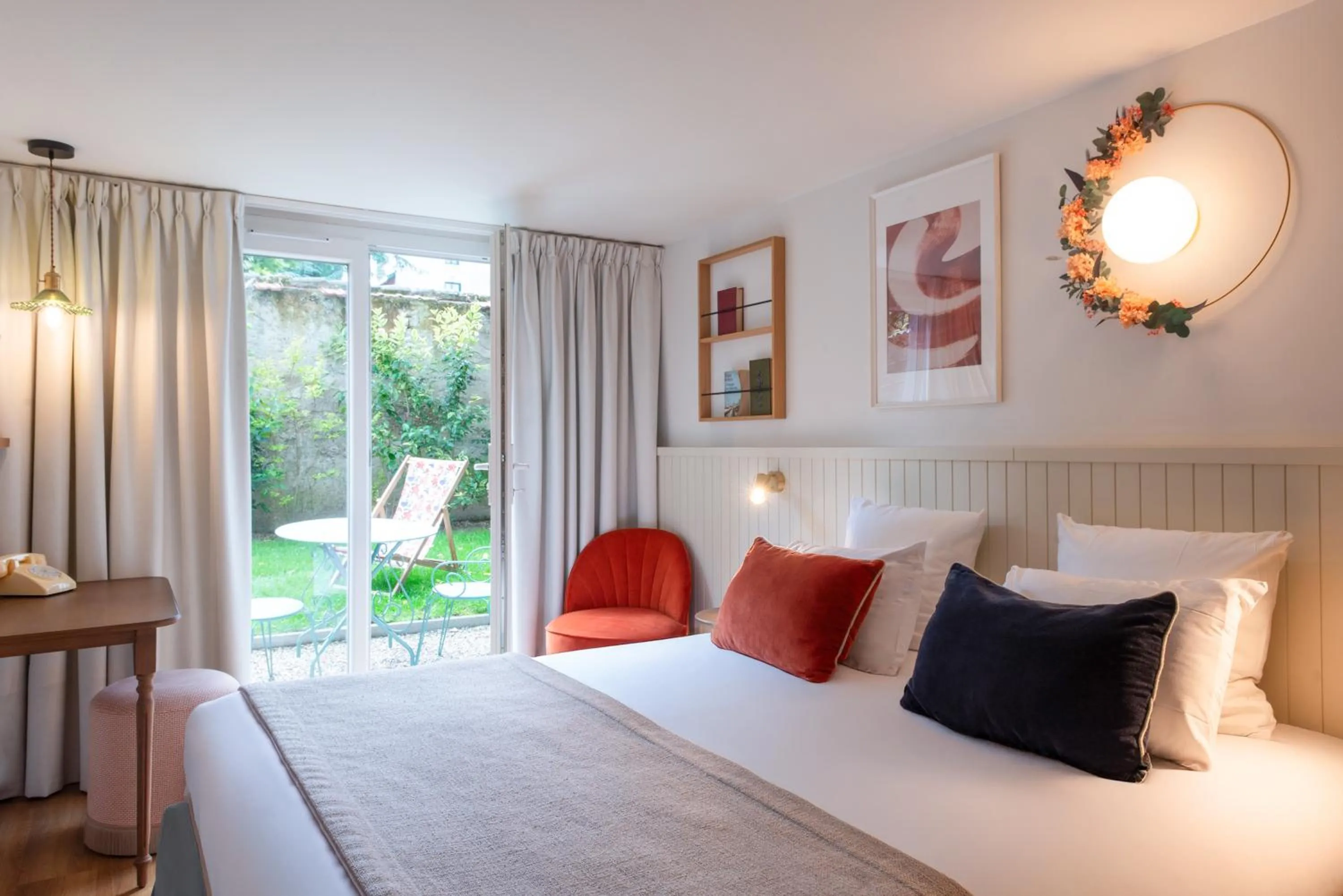 Property building, Bed in Hôtel Maison Lacassagne Lyon