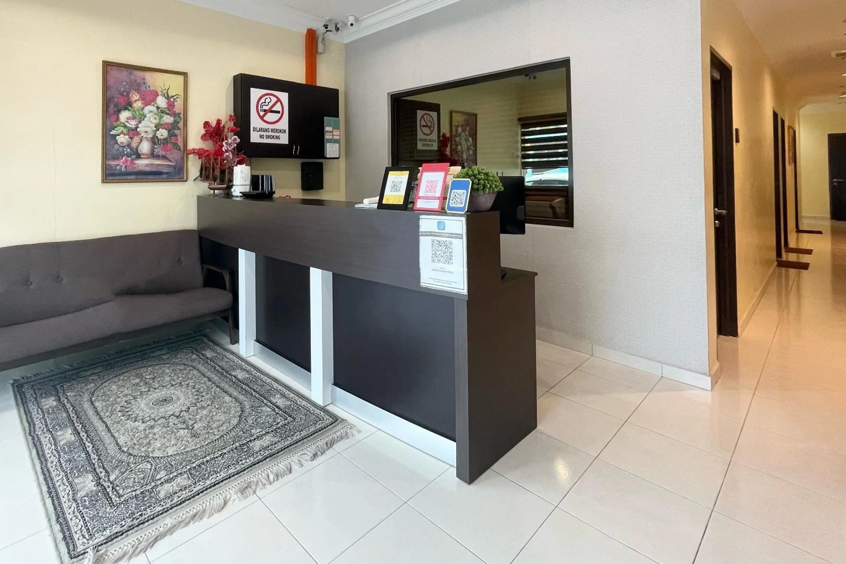 Lobby or reception in OYO 90369 Safari Hotel Lumut