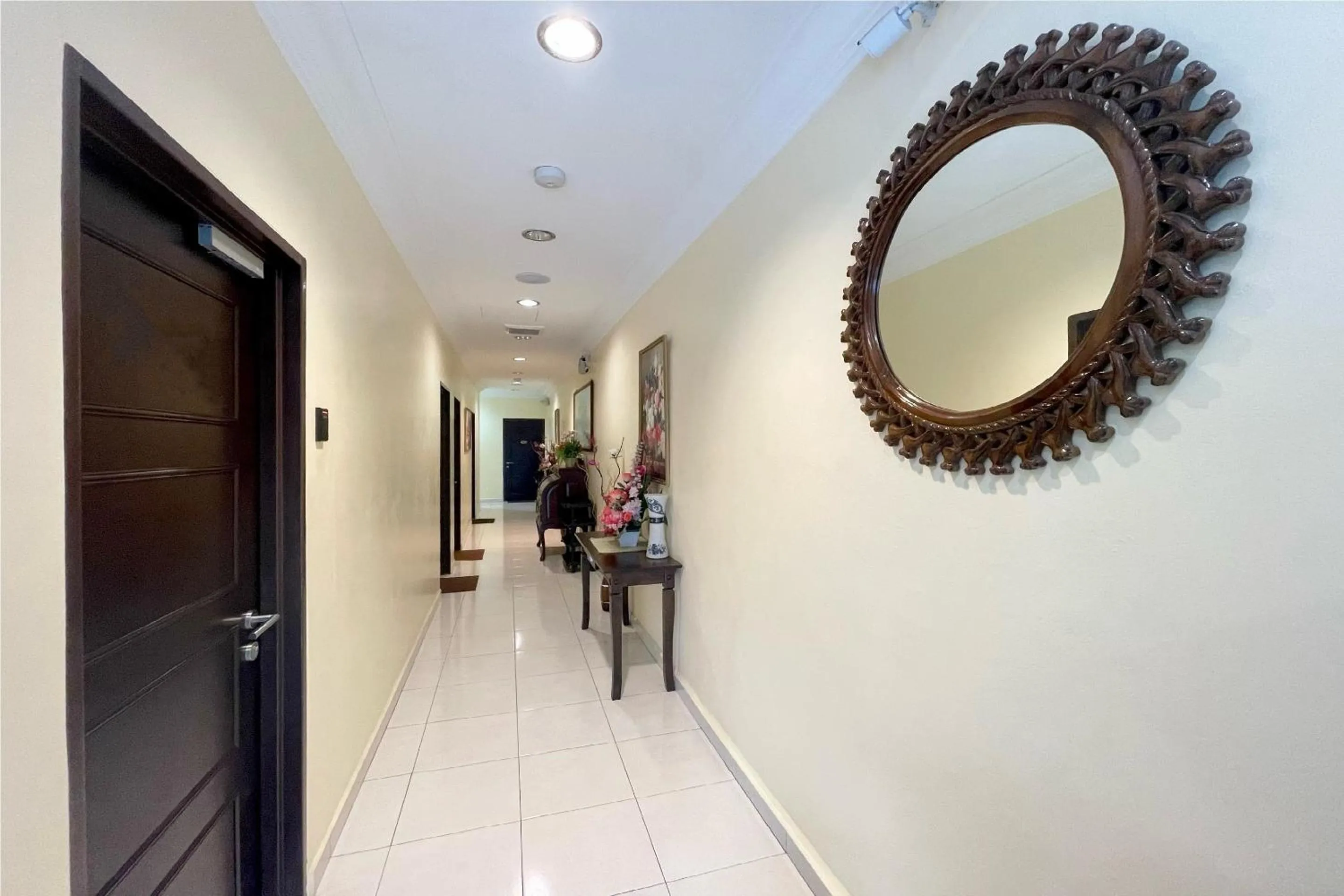 Lobby or reception in OYO 90369 Safari Hotel Lumut