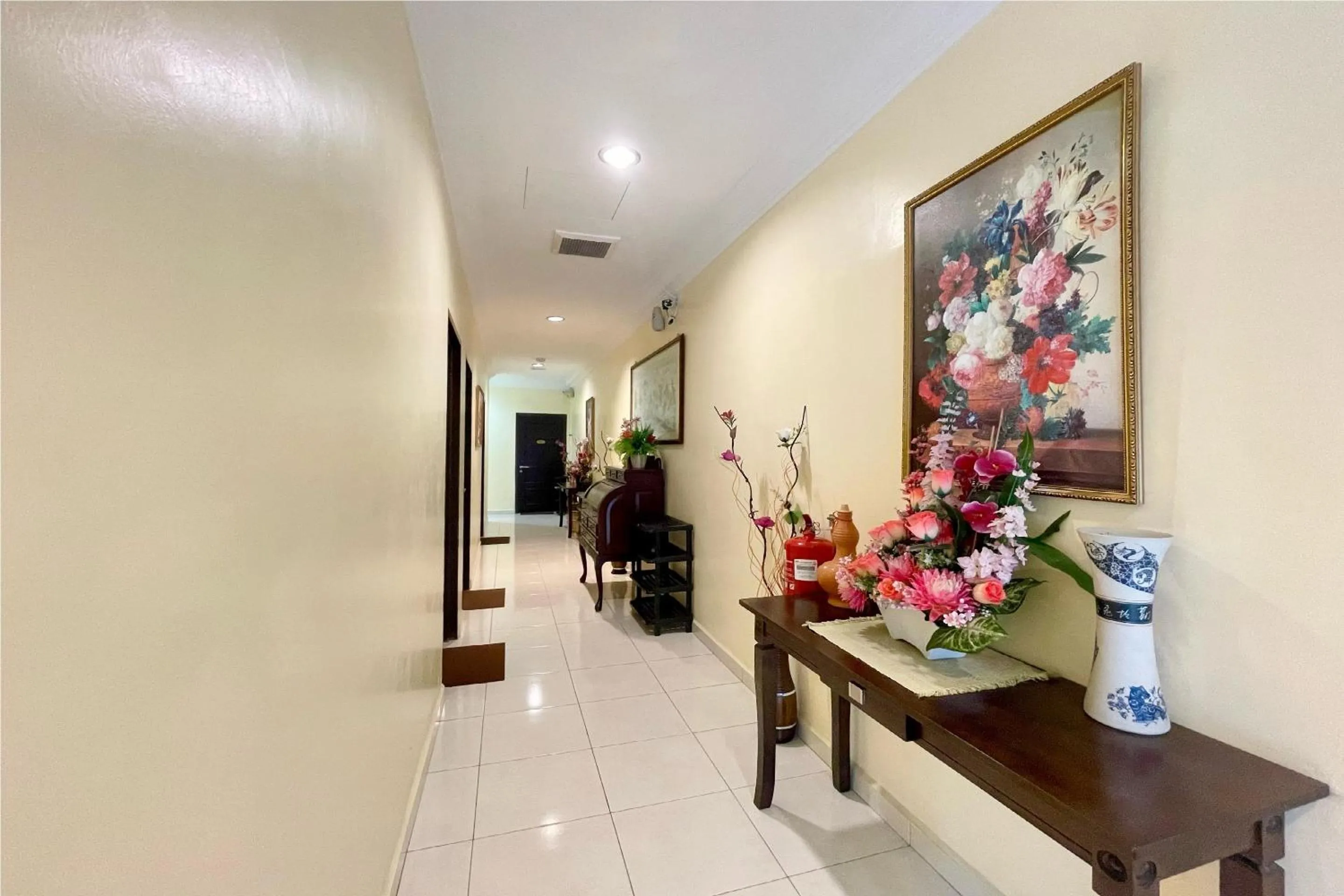 Lobby or reception in OYO 90369 Safari Hotel Lumut