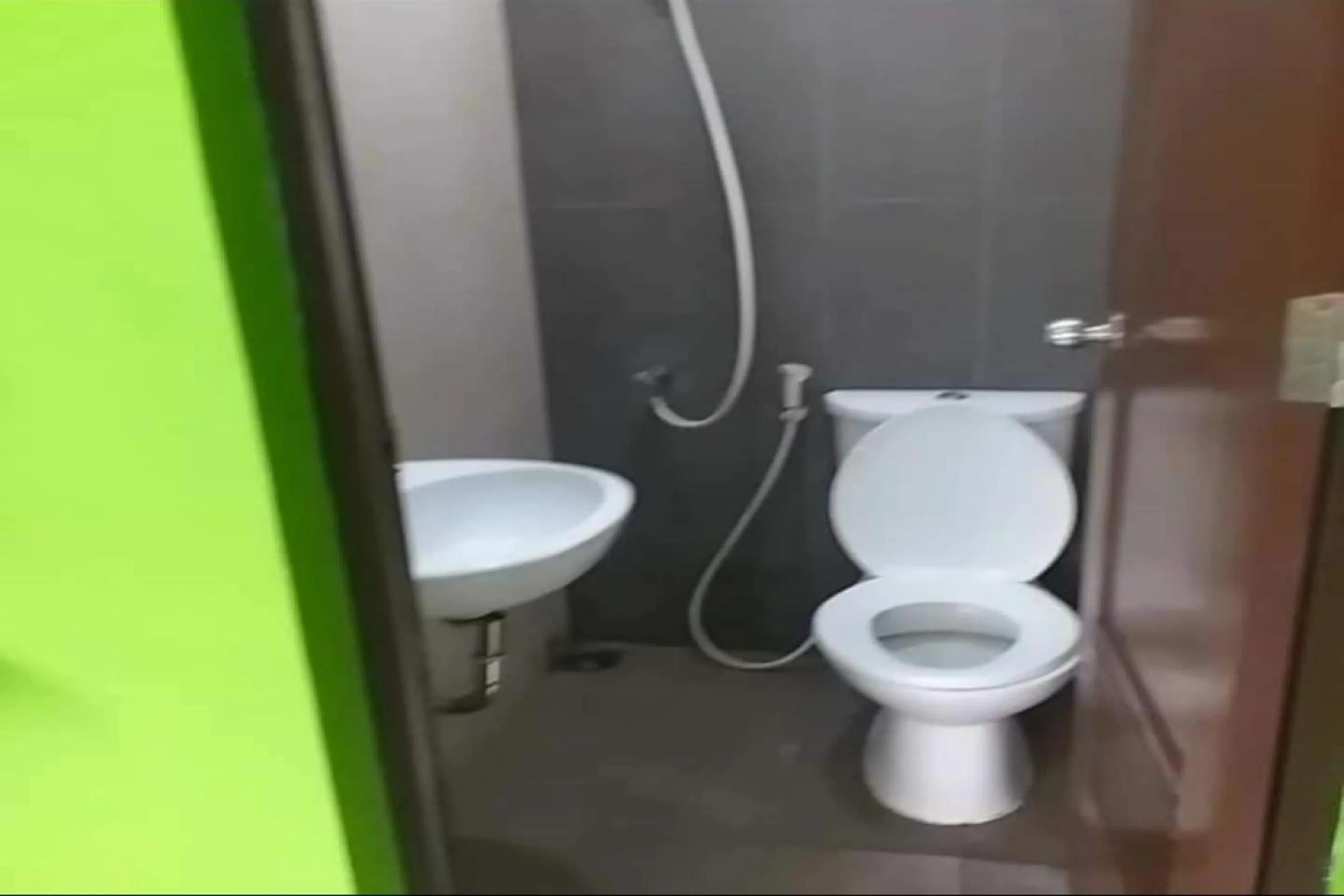 Bathroom in OYO 90706 Kost Alam Jaya Syariah