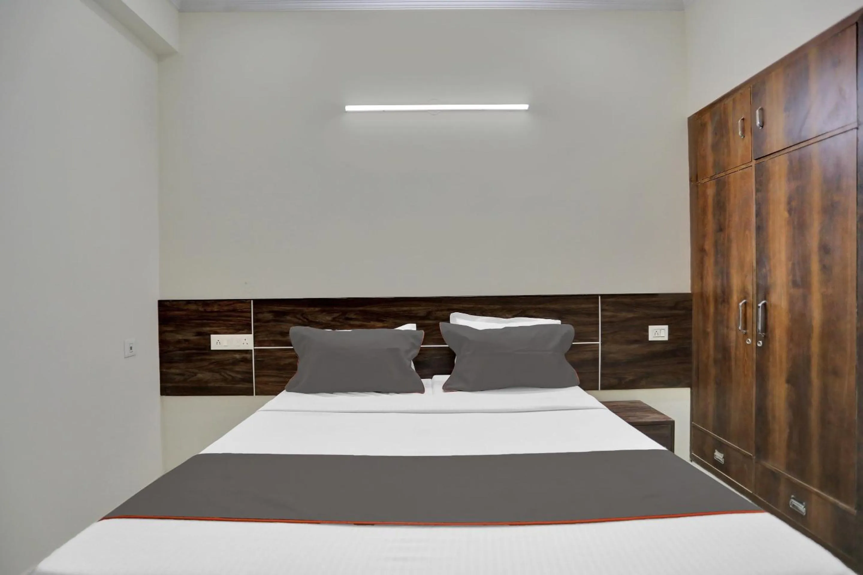 Bedroom, Bed in Collection O Raksha Inn Near PVR Ansal Plaza Greater Noida