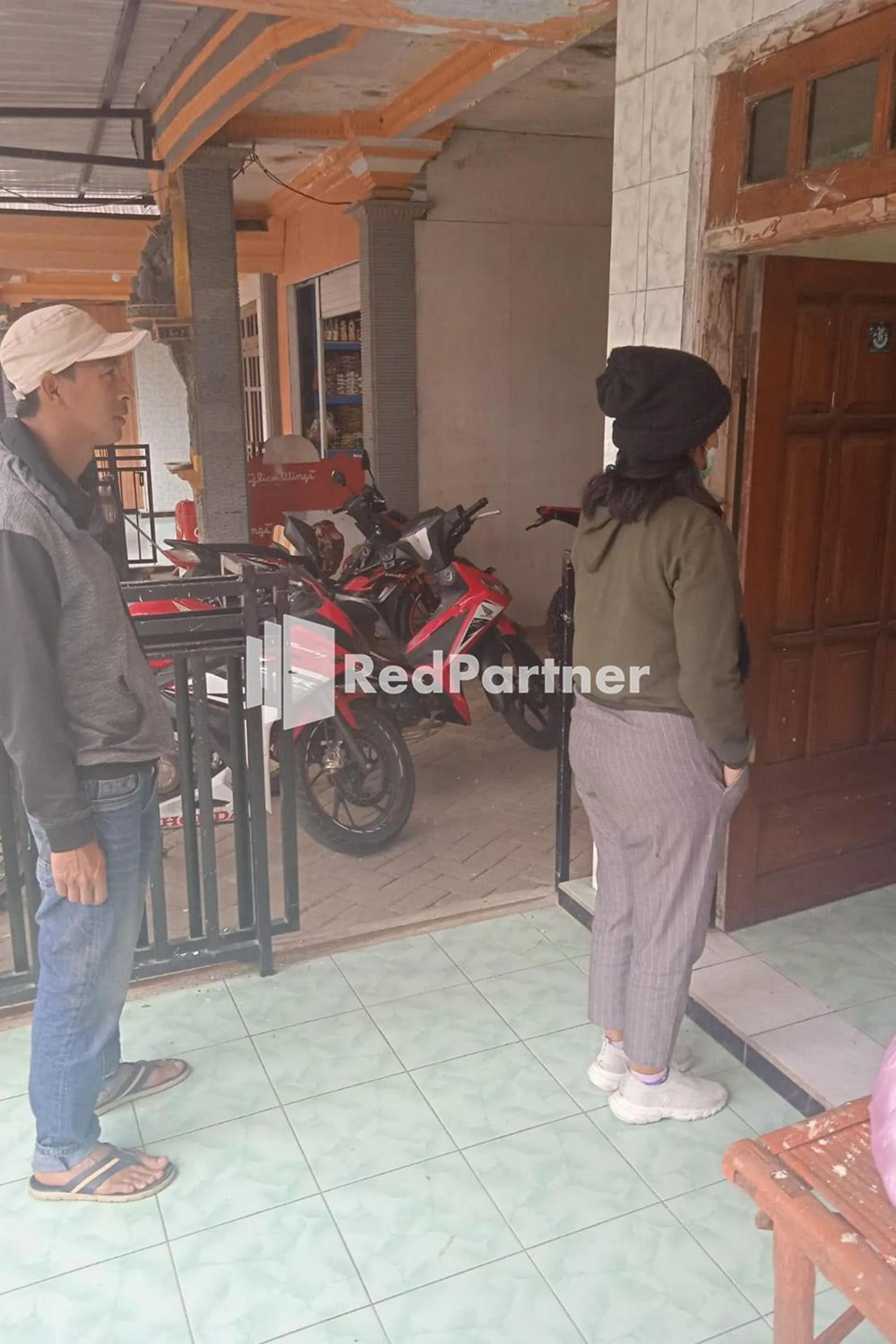 Staff in Gebby Homestay Bromo RedPartner