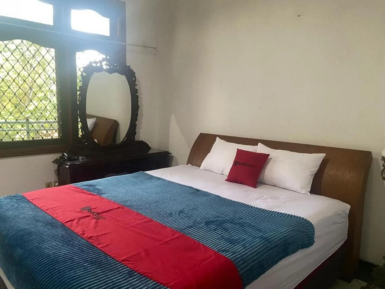 Bedroom, Bed in RedDoorz Syariah @ Karang Pilang