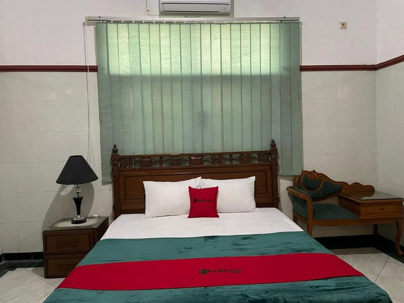 Bedroom, Bed in RedDoorz Syariah @ Karang Pilang