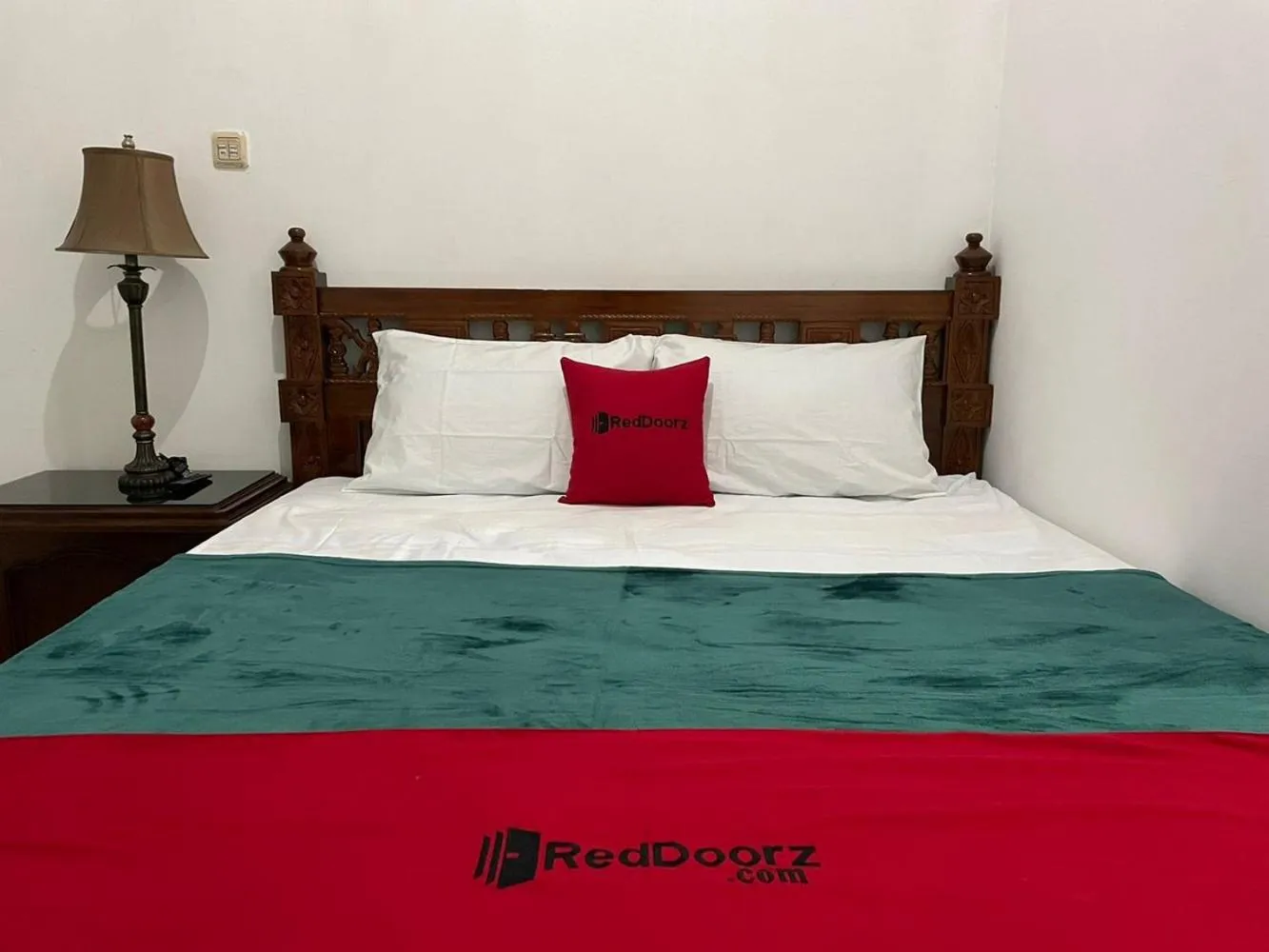 Bedroom, Bed in RedDoorz Syariah @ Karang Pilang
