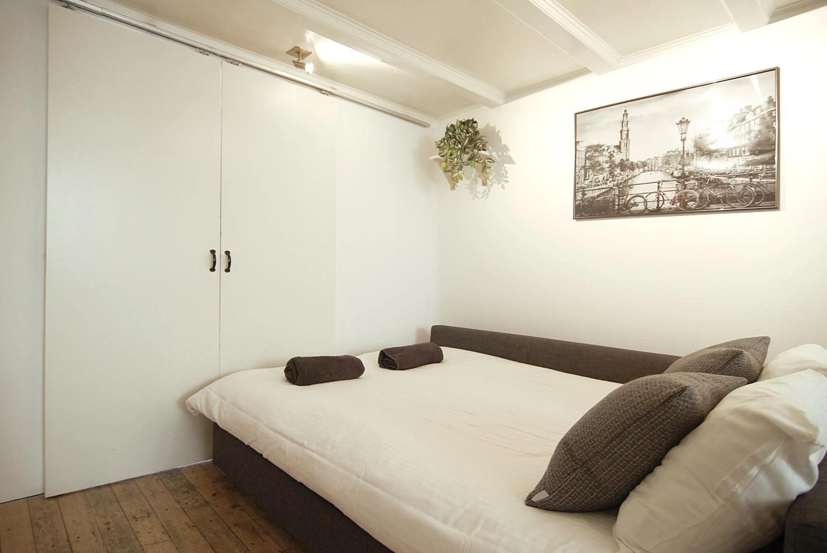 Bed in Cosy apartment right in the city center with AIRCO!